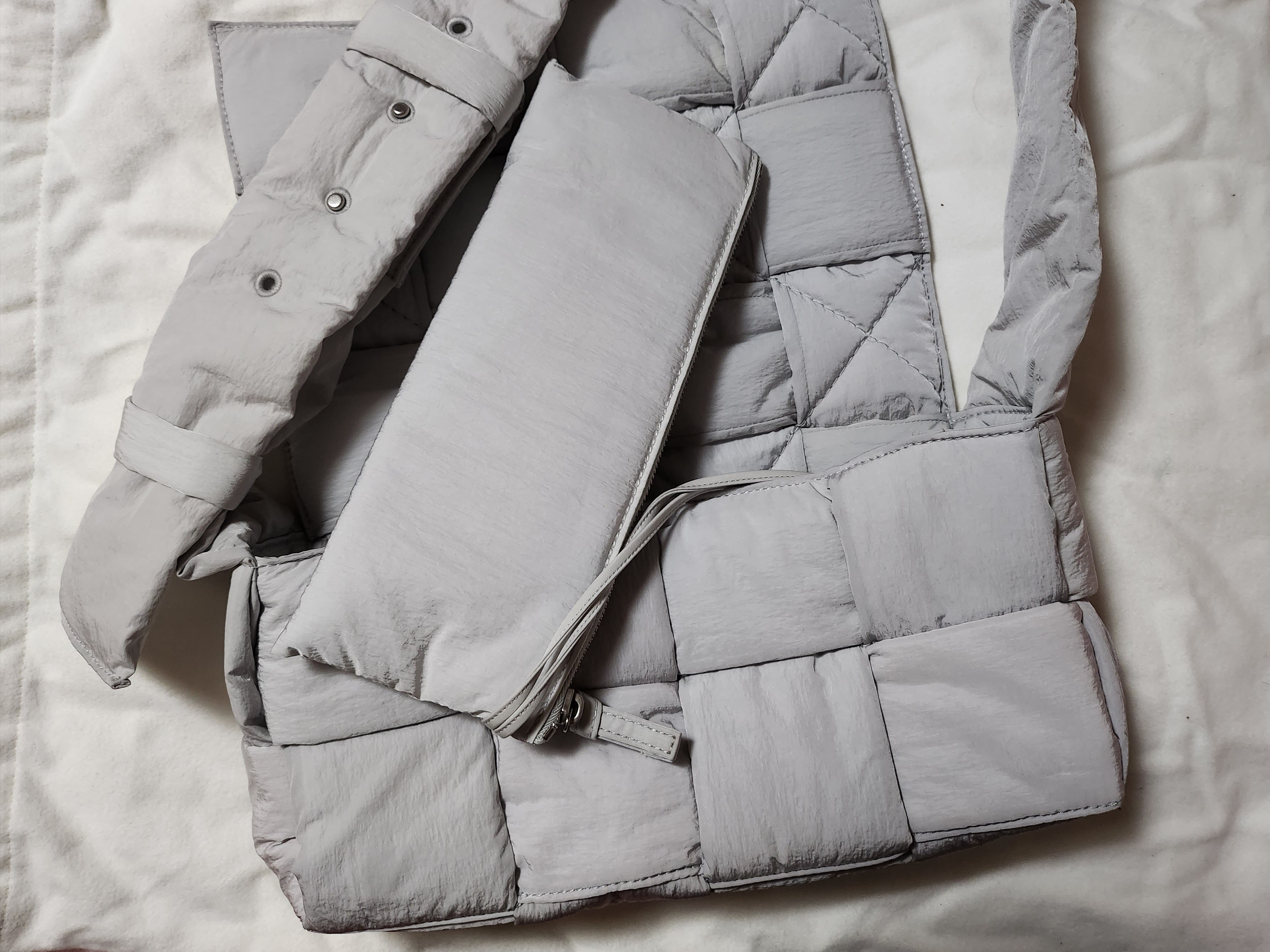 Bottega Veneta Padded Tech Cassette Frost 착용 스타일 - 2