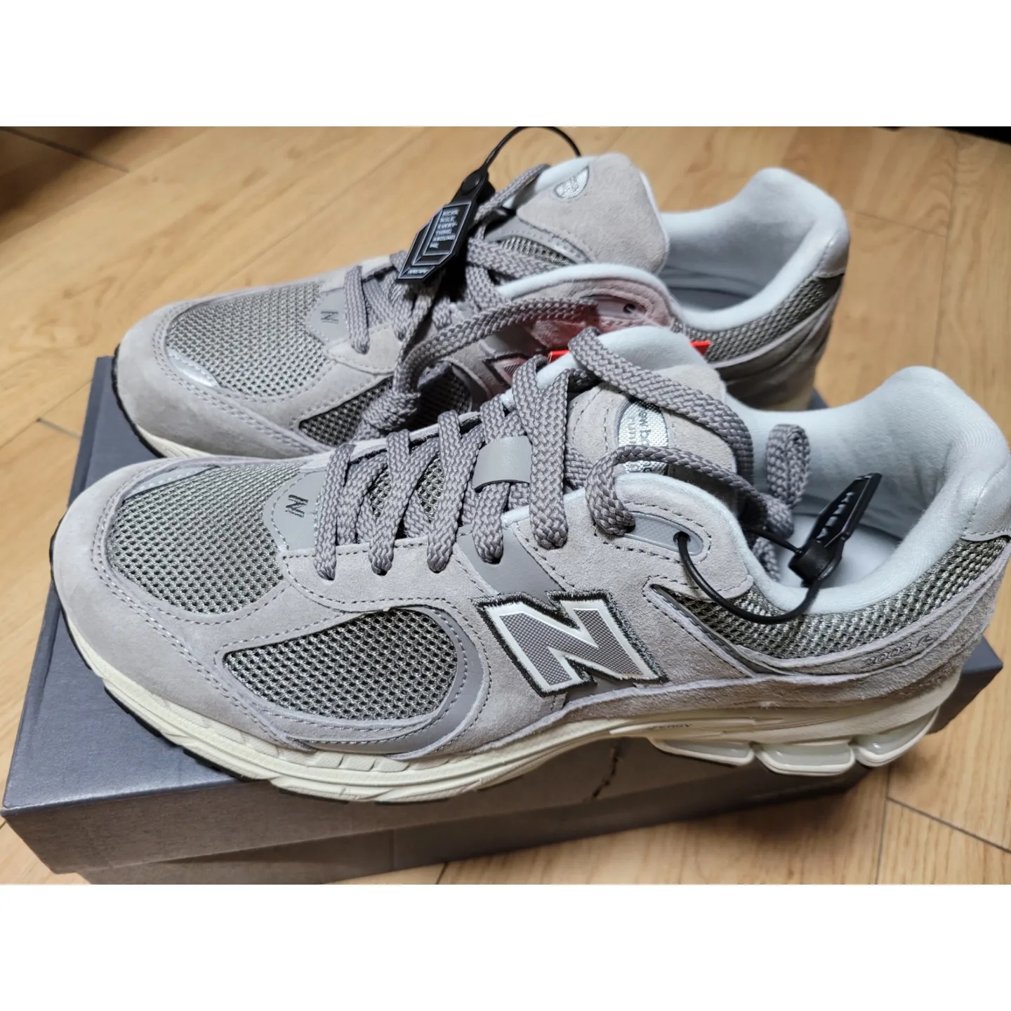 New Balance 2002R Grey 착용 스타일 - 2