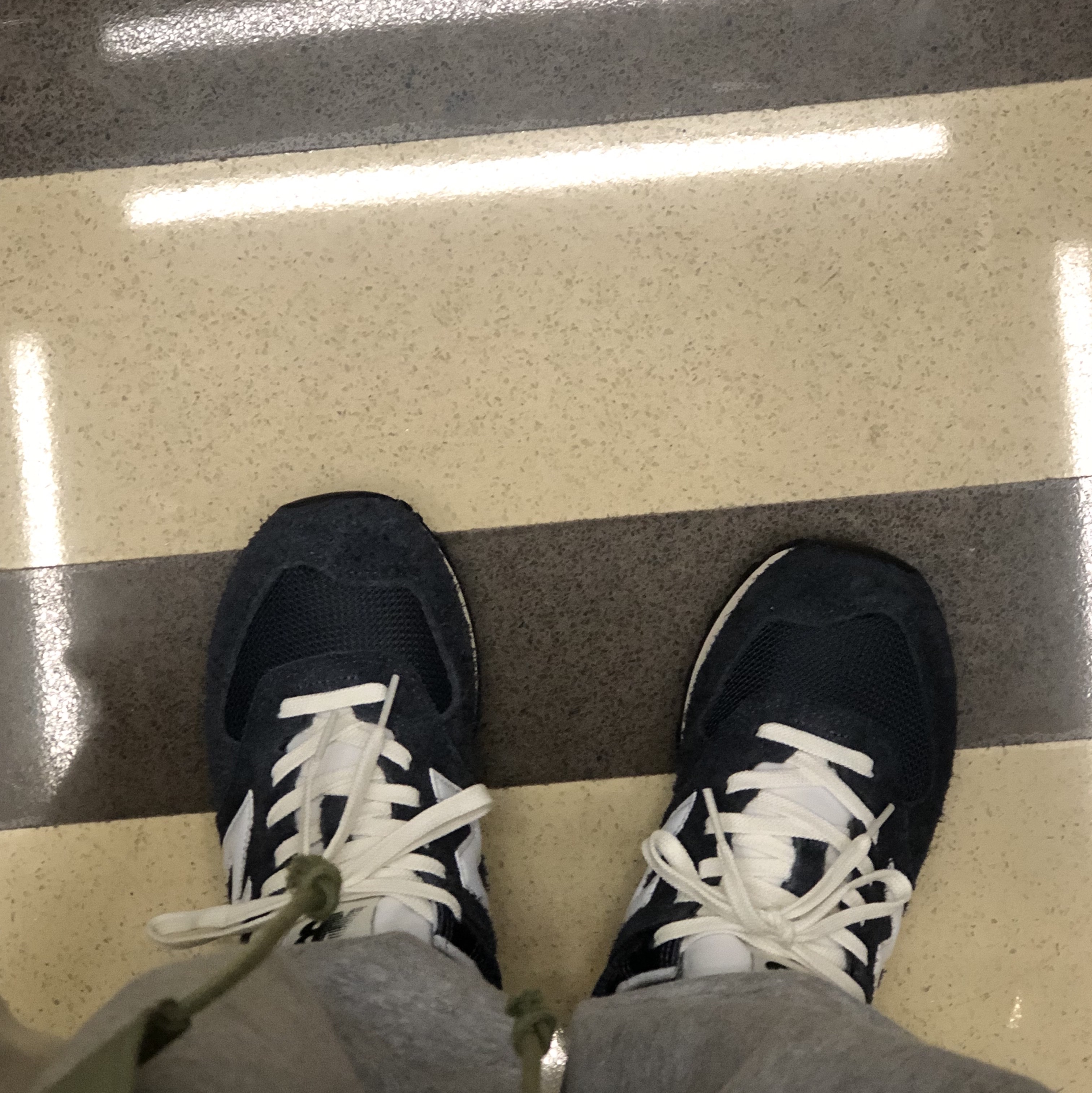 New Balance 574 Heritage Navy 착용 스타일