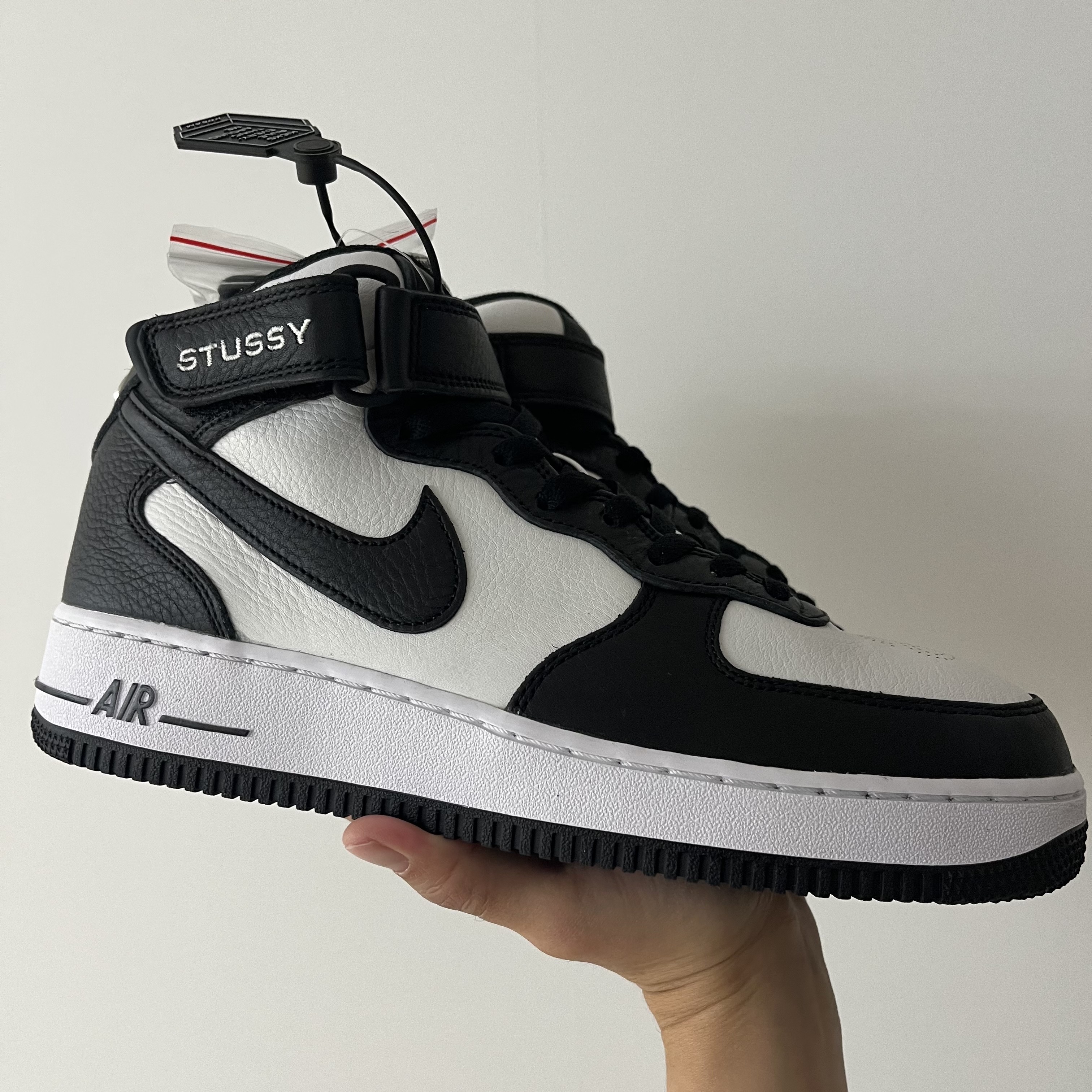 Nike x Stussy Air Force 1 '07 Mid SP Black and Light Bone 착용 스타일 - 2