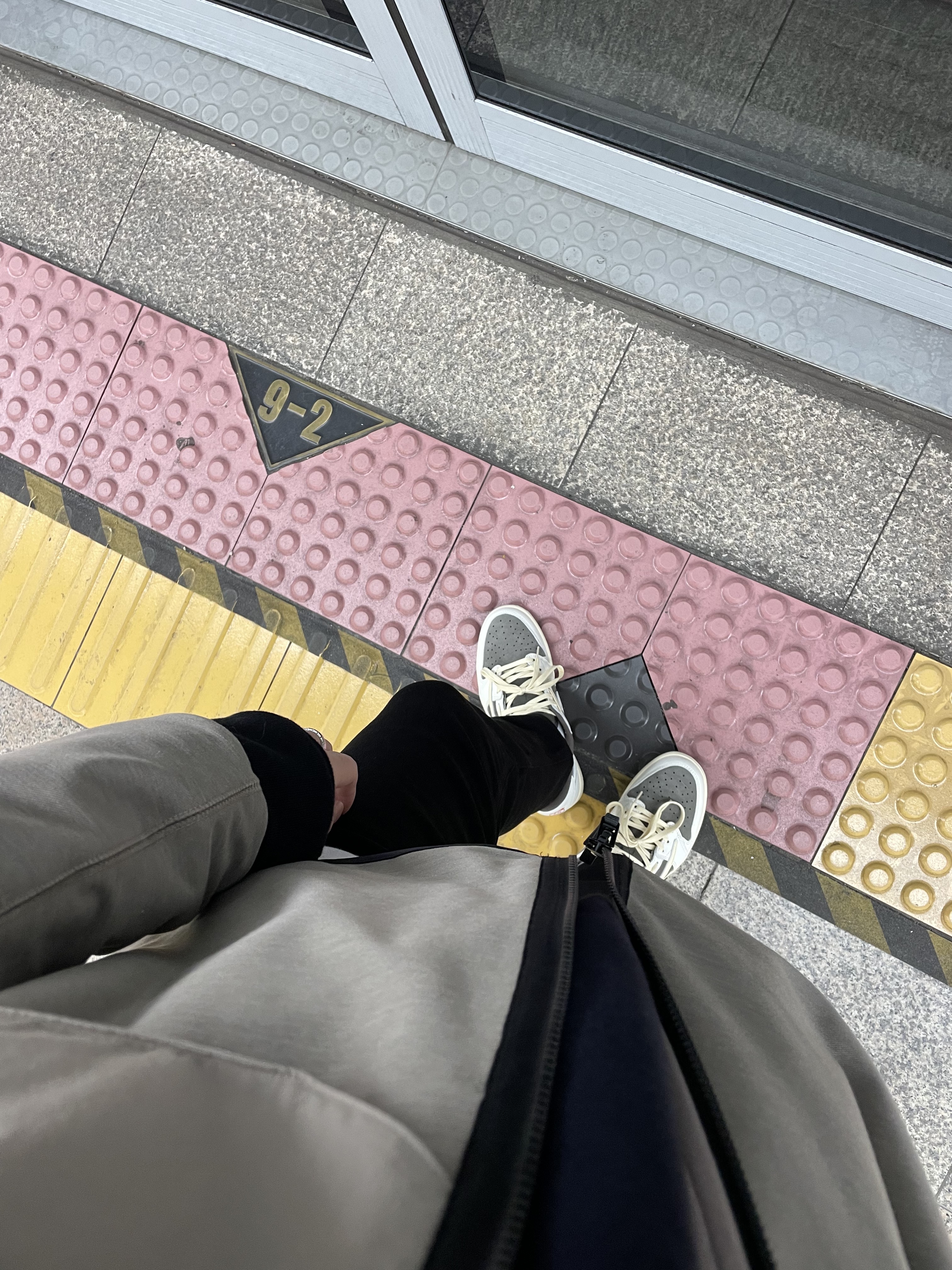 Jordan 1 x Travis Scott Retro Low OG SP Sail and Ridgerock, C.P. Company Diagonal Raised Fleece Sweatshirt Black - 22FW 착용 스타일 - 1