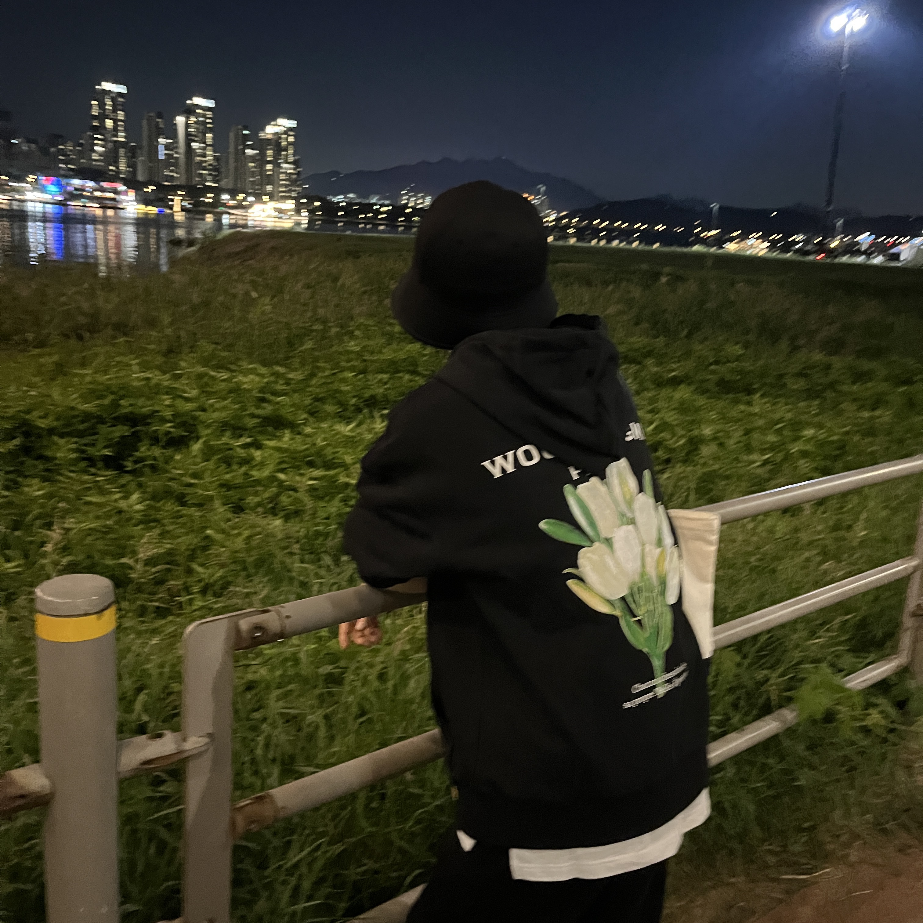 Wooyoungmi Flower Print Back Logo Hoodie Black - 22SS 착용 스타일 - 2