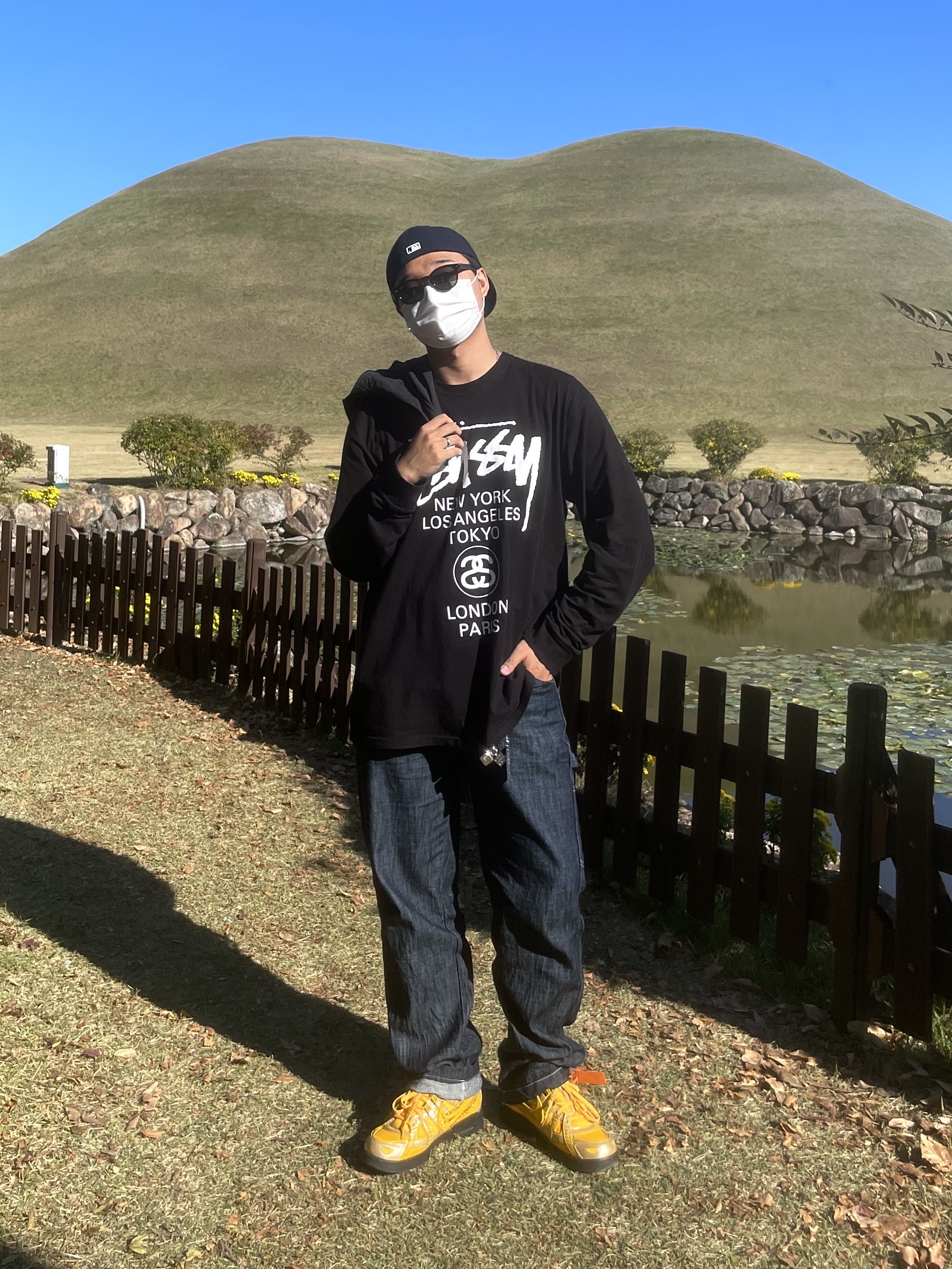 Stussy World Tour LS T-Shirt Black, Nike x Off-White Air Rubber Dunk University Gold 착용 스타일
