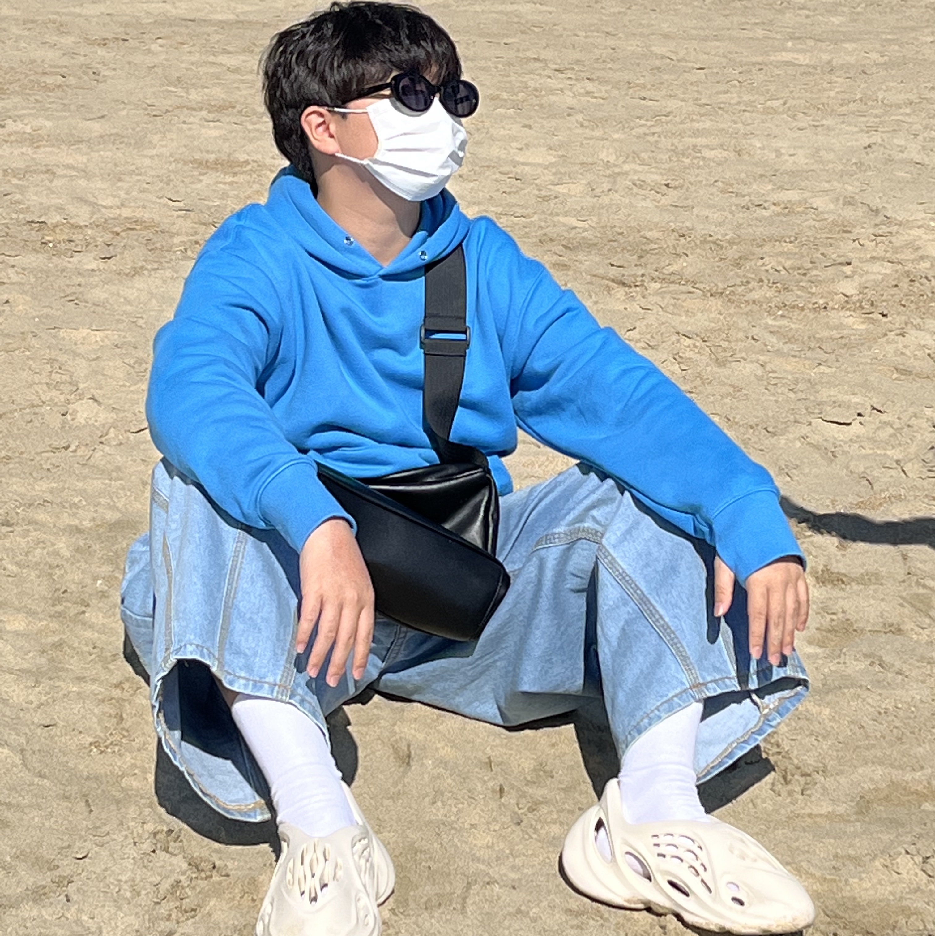 Adidas Yeezy Foam RNNR Sand 착용 스타일 - 1