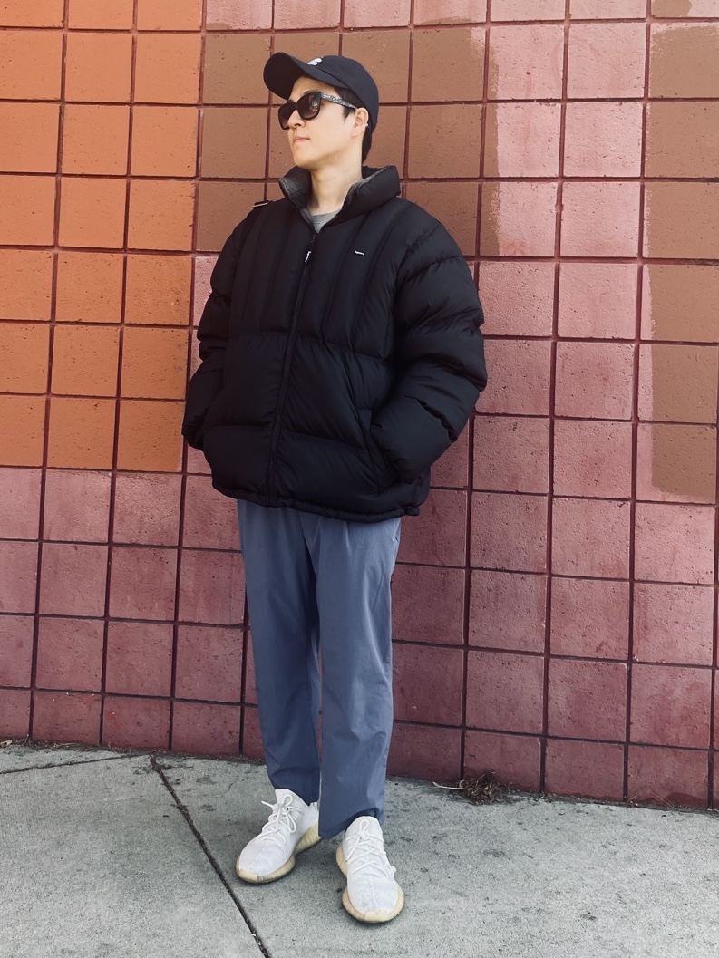 Supreme Flannel Reversible Puffer Jacket Black - 22FW, Adidas Yeezy Boost 350 V2 Cream/Triple White 착용 스타일 - 1