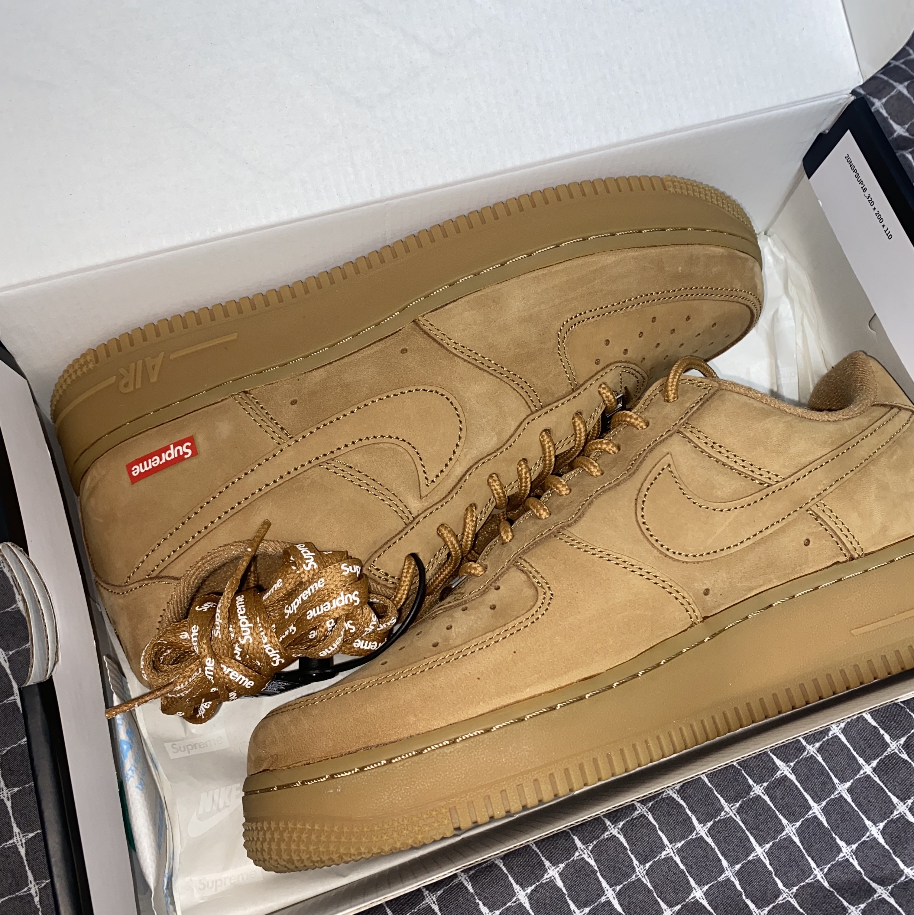 Nike x Supreme Air Force 1 Low Flax 착용 스타일