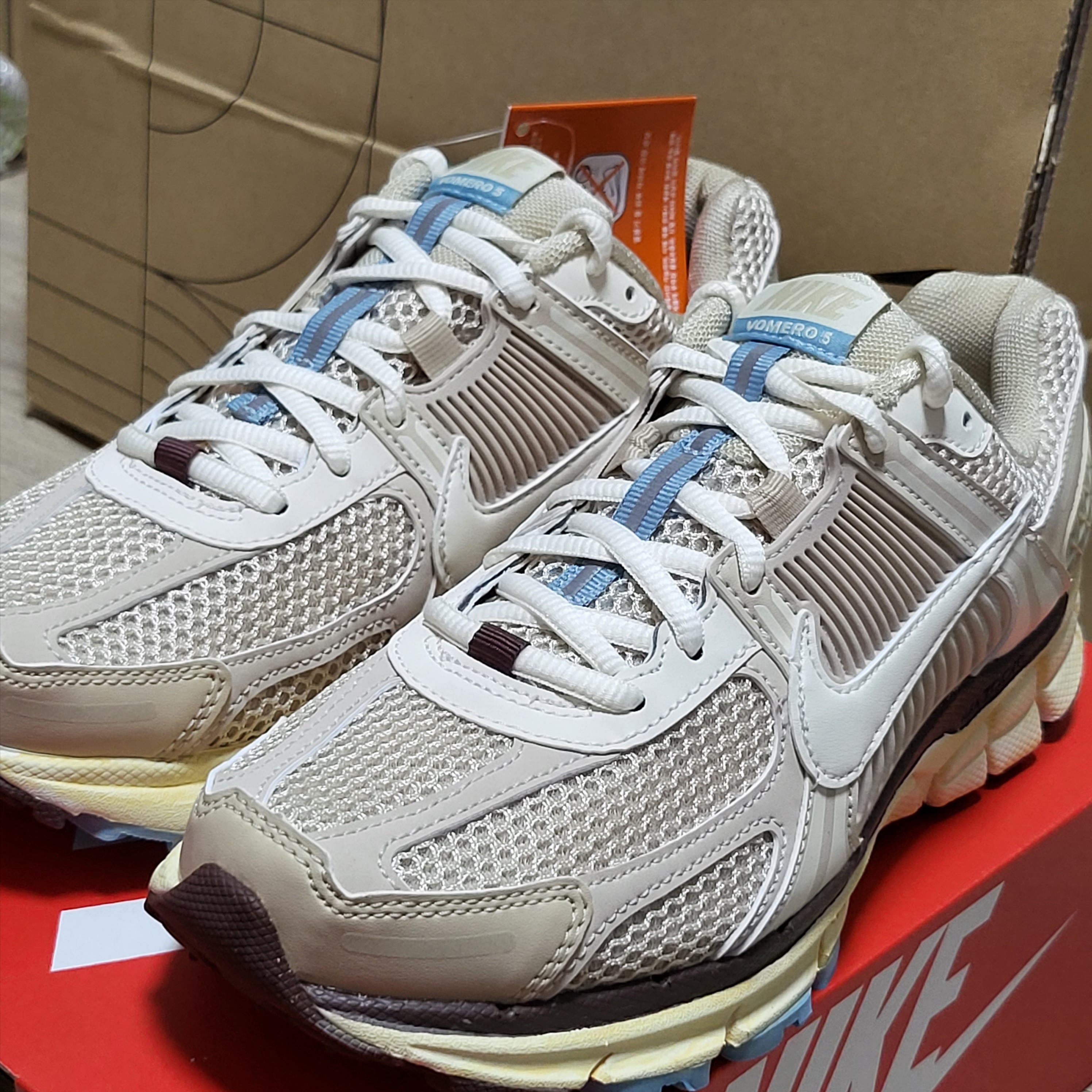 (W) Nike Zoom Vomero 5 Cobblestone and Flat Pewter, (W) Nike Zoom Vomero 5 Oatmeal 착용 스타일 - 4