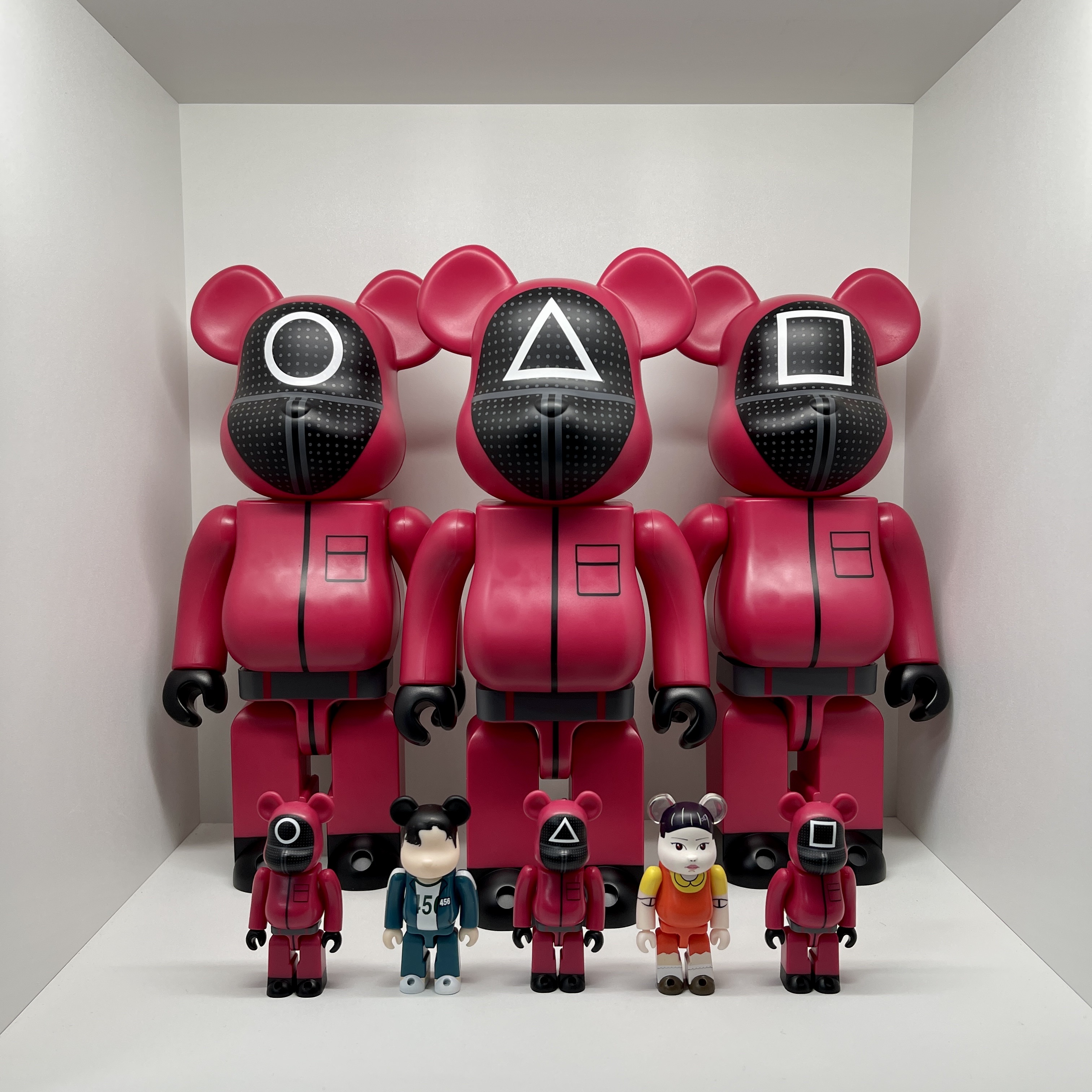 Bearbrick x Squid Game Guard Square 100% & 400% Set, Bearbrick x Squid Game Guard Triangle 100% & 400% Set 착용 스타일