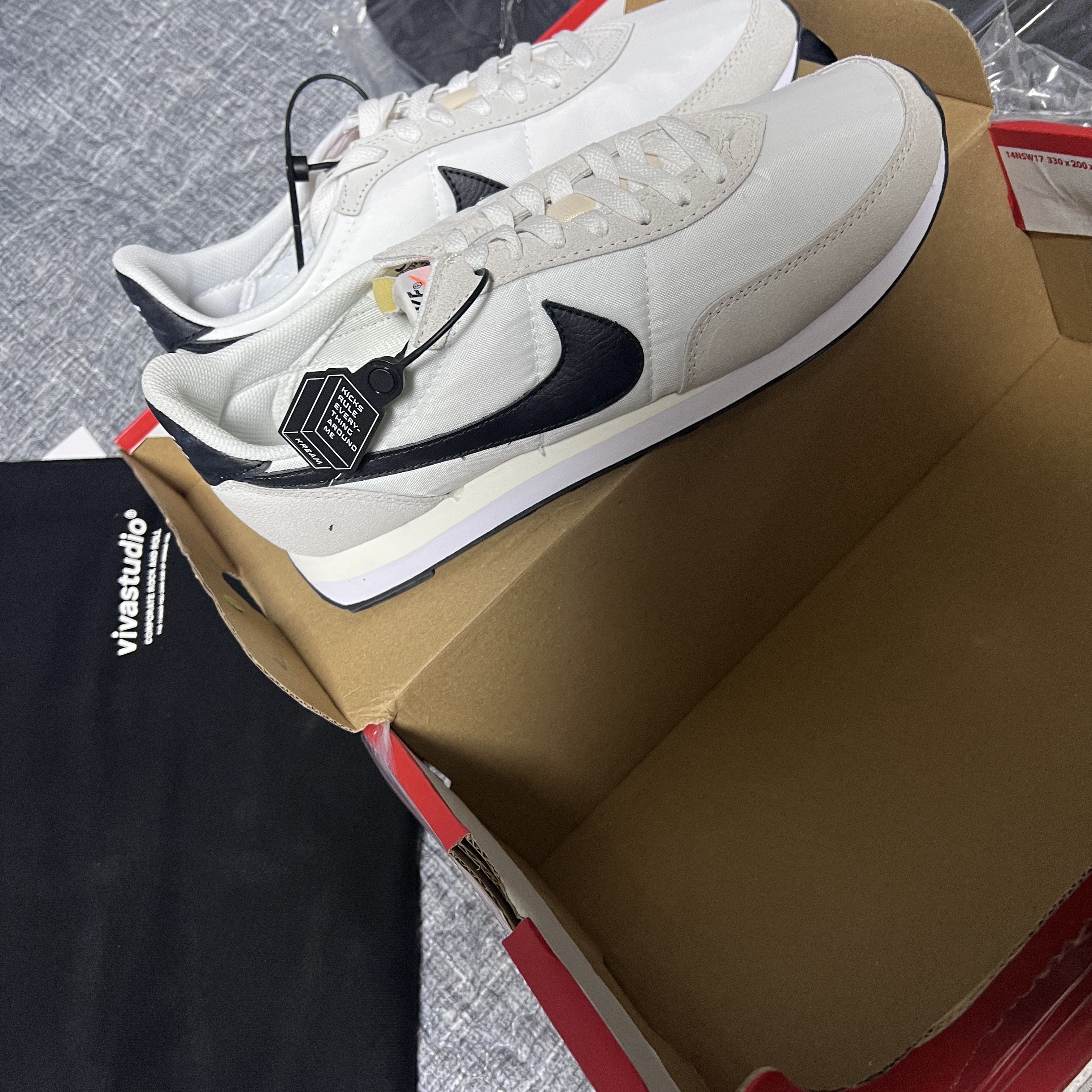 Nike Waffle Trainer 2 Black Sail 착용 스타일