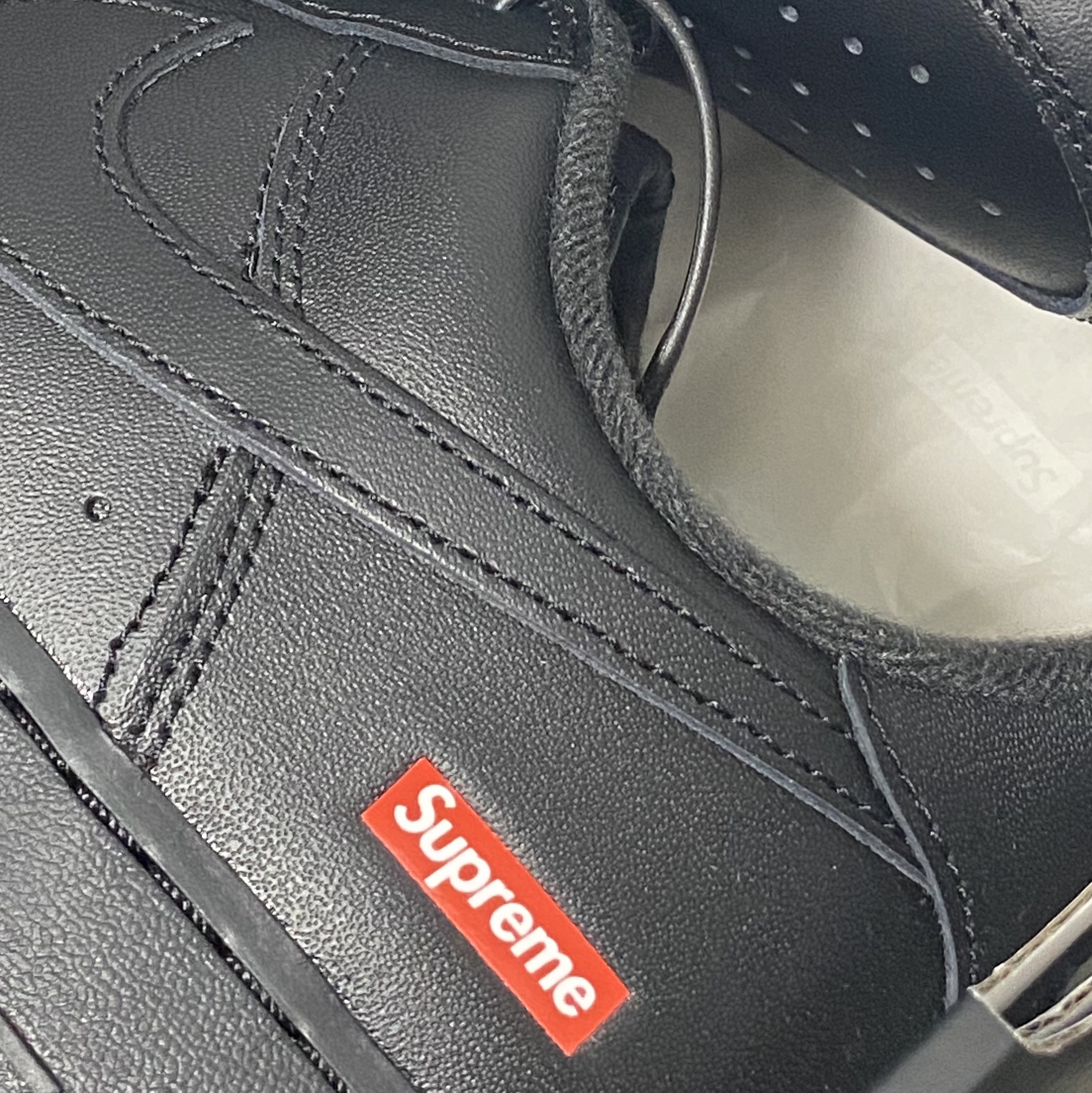Nike x Supreme Air Force 1 Low Black 착용 스타일 - 2