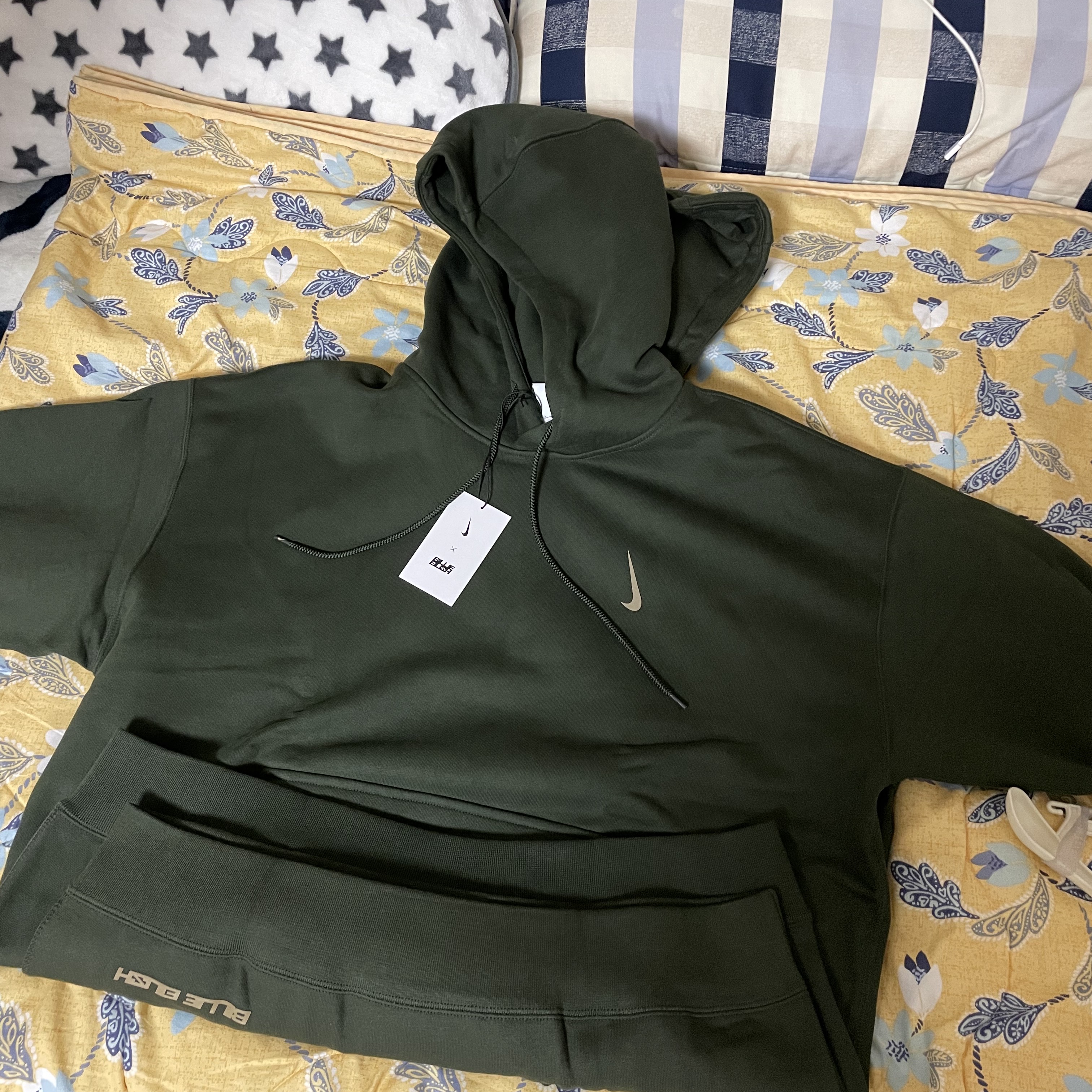 Nike x Billie Eilish NRG Fleece Hoodie Sequoia - Asia, Nike x Billie Eilish NRG Fleece Hoodie Sequoia - US/EU 착용 스타일 - 1
