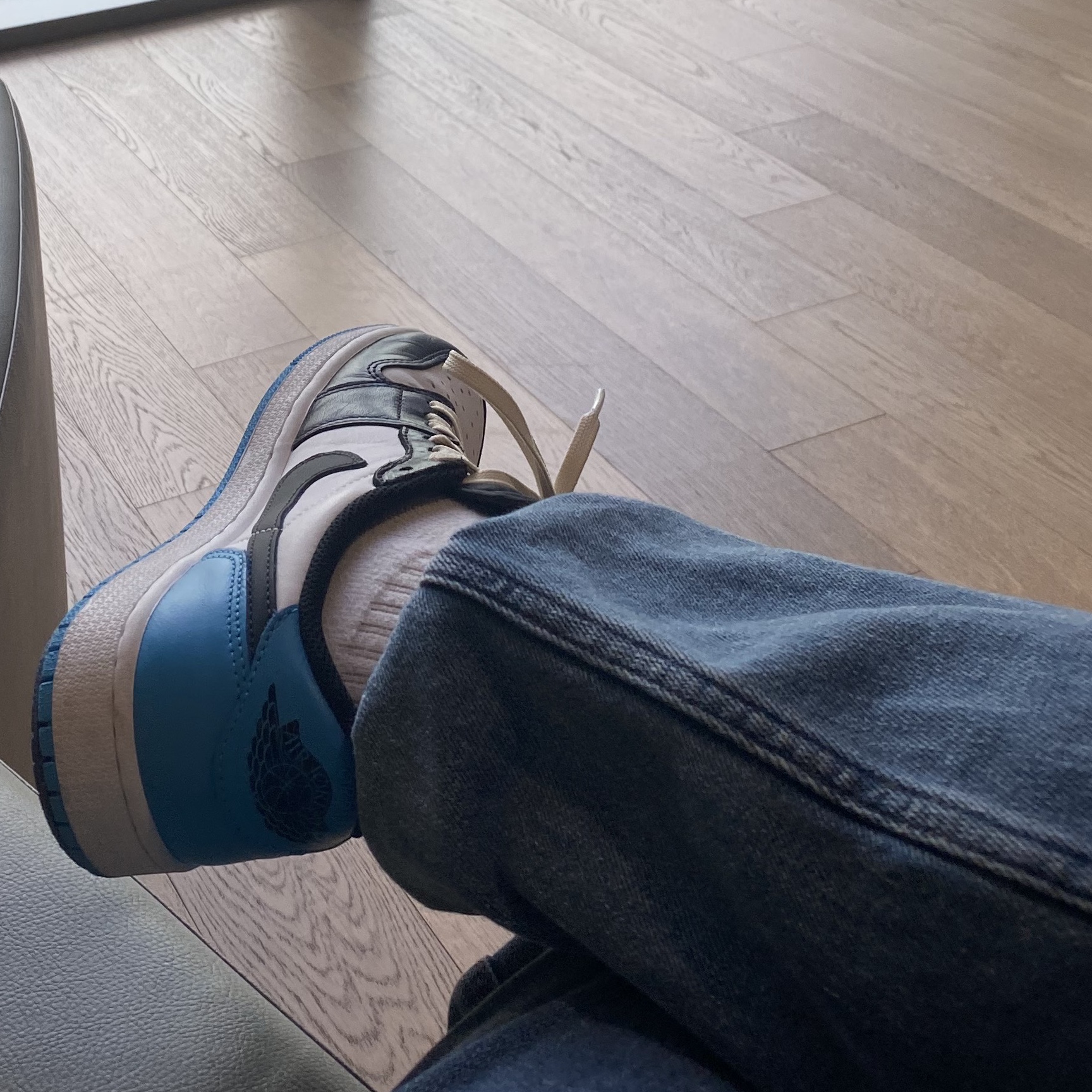 Jordan 1 Retro Low OG Black and Dark Powder Blue 착용 스타일