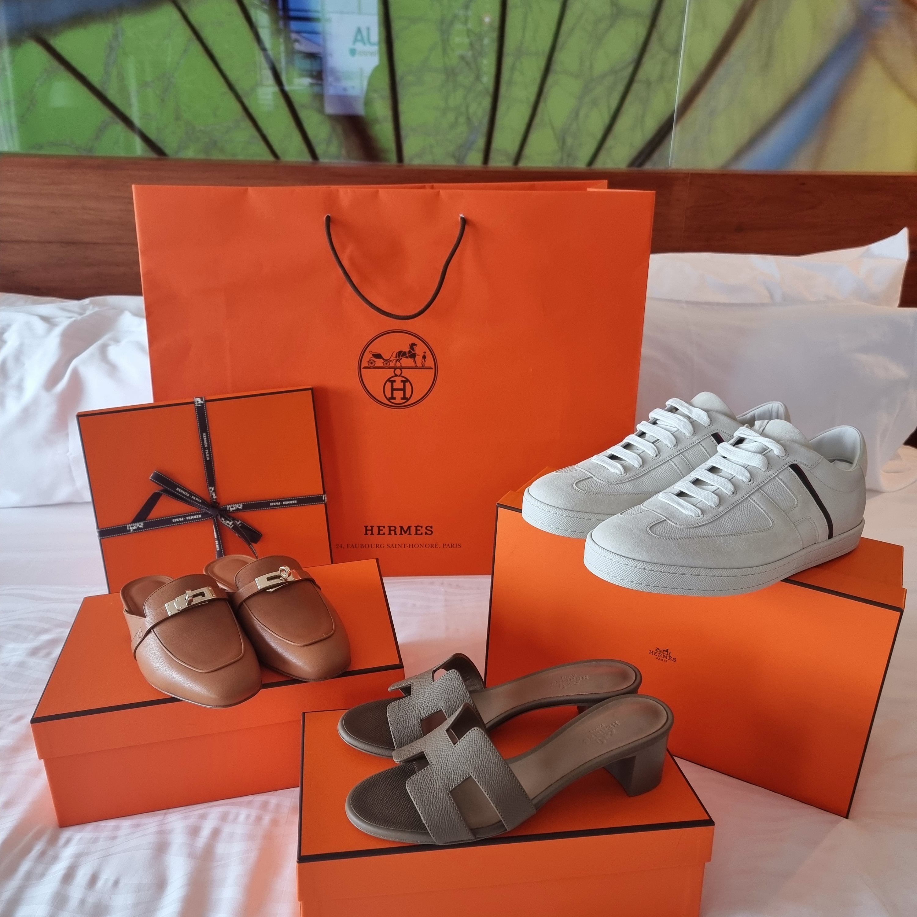 (W) Hermes Oz Mule Goatskin & Gold Naturel, Hermes Boomerang Sneakers Epsom & Multicolore Blanc 착용 스타일