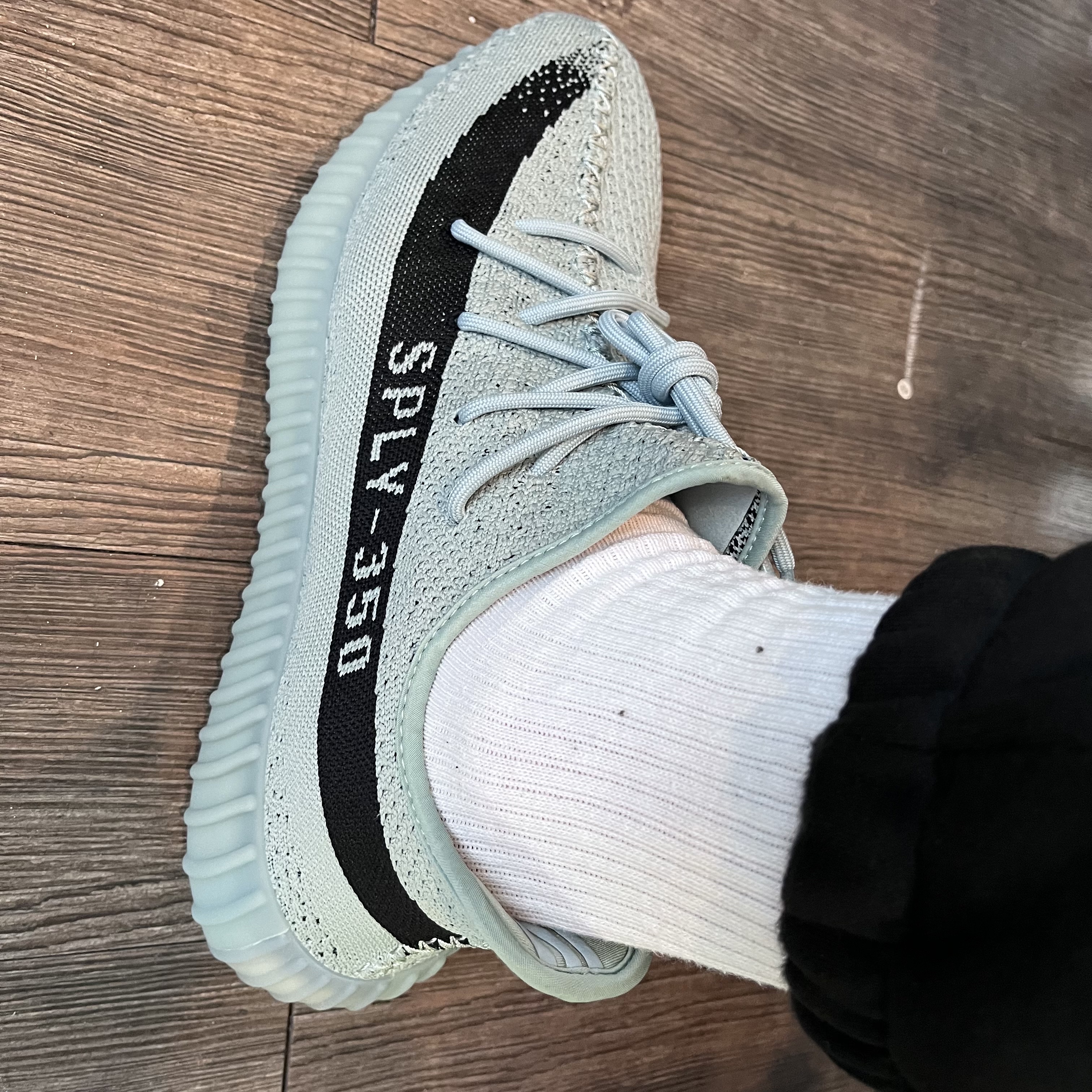 Adidas Yeezy Boost 350 V2 Salt Core Black 착용 스타일