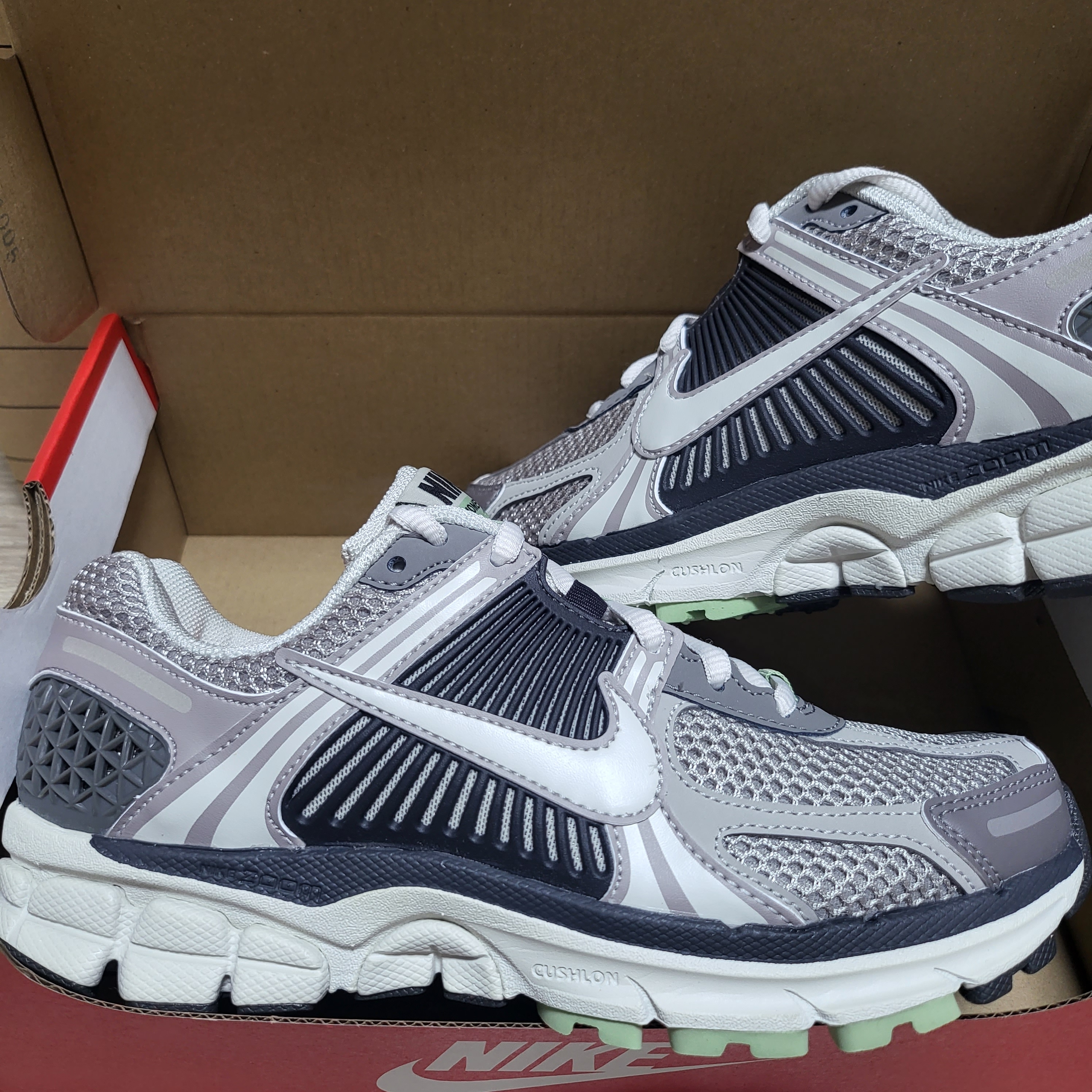 (W) Nike Zoom Vomero 5 Cobblestone and Flat Pewter, (W) Nike Zoom Vomero 5 Oatmeal 착용 스타일 - 2