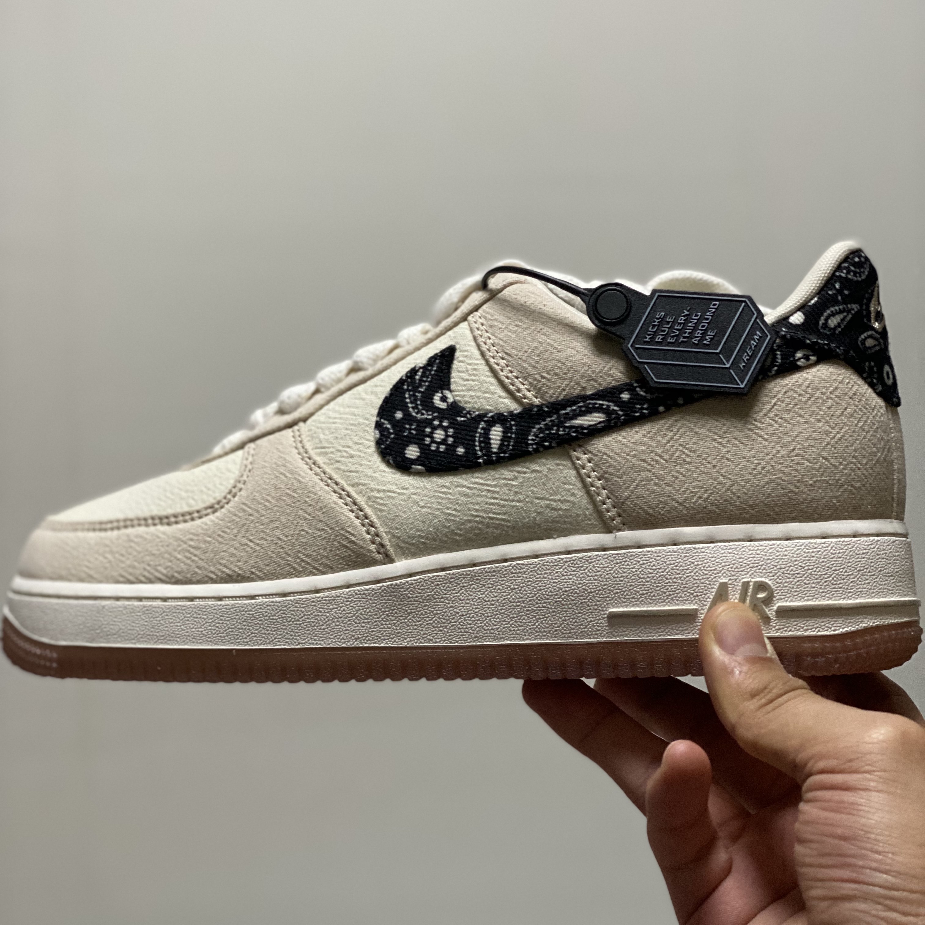 Nike Air Force 1 '07 LV8 Paisley Swoosh 착용 스타일
