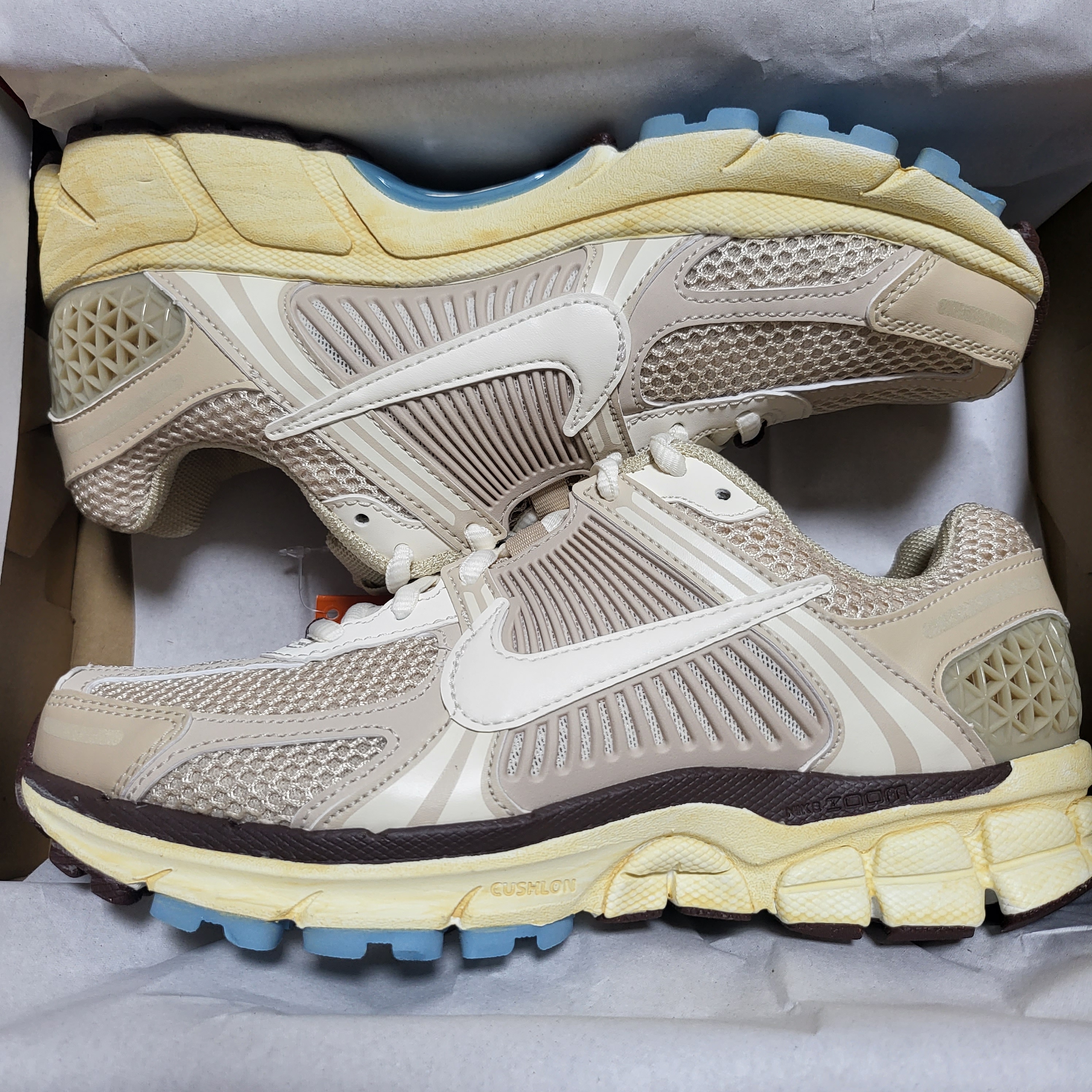 (W) Nike Zoom Vomero 5 Cobblestone and Flat Pewter, (W) Nike Zoom Vomero 5 Oatmeal 착용 스타일 - 3