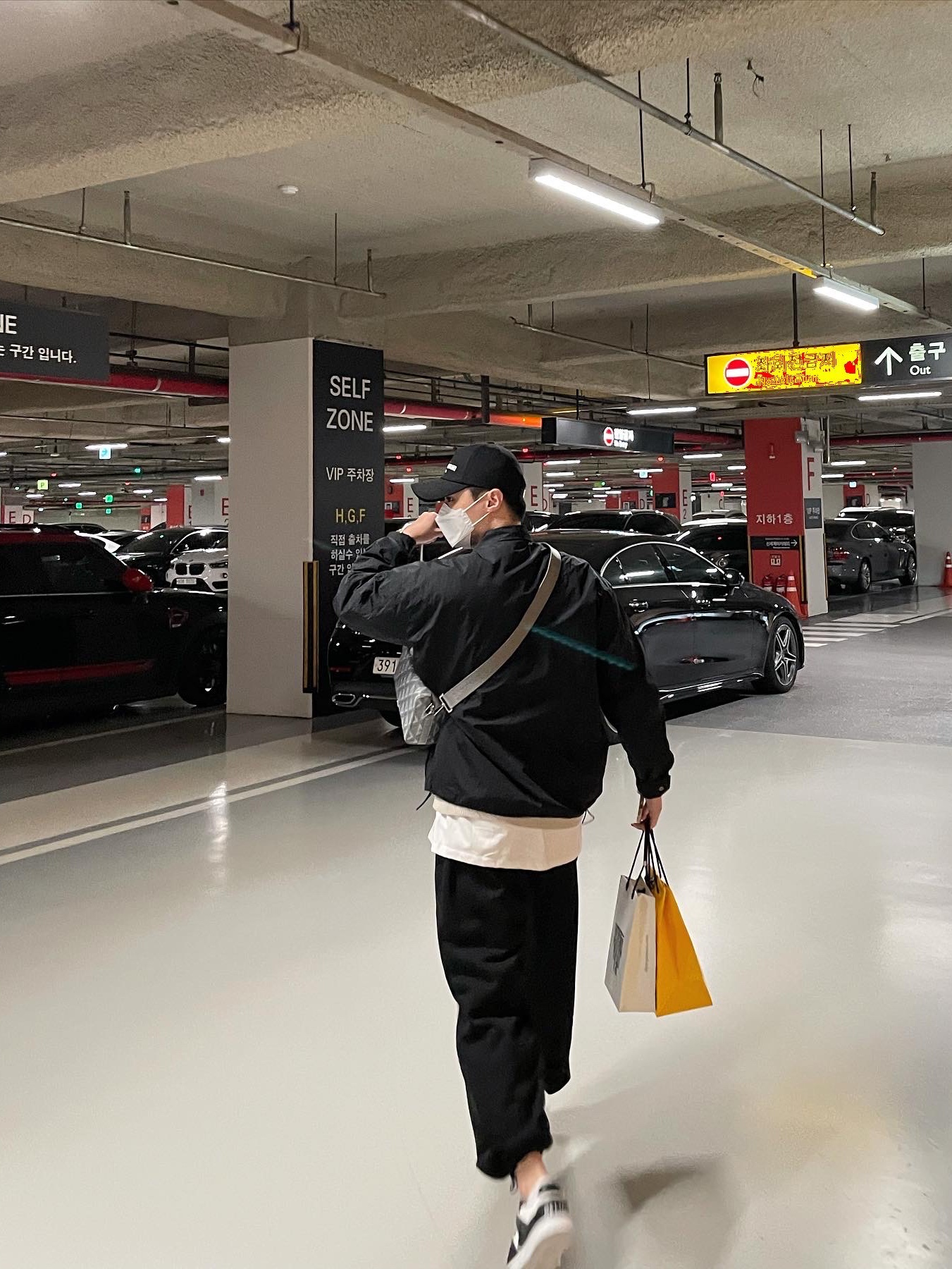 Wooyoungmi White Embroidered Logo Ball Cap Black, Celine CT-04 Low Lace Up Calfskin Sneakers Optic White Black 착용 스타일 - 5
