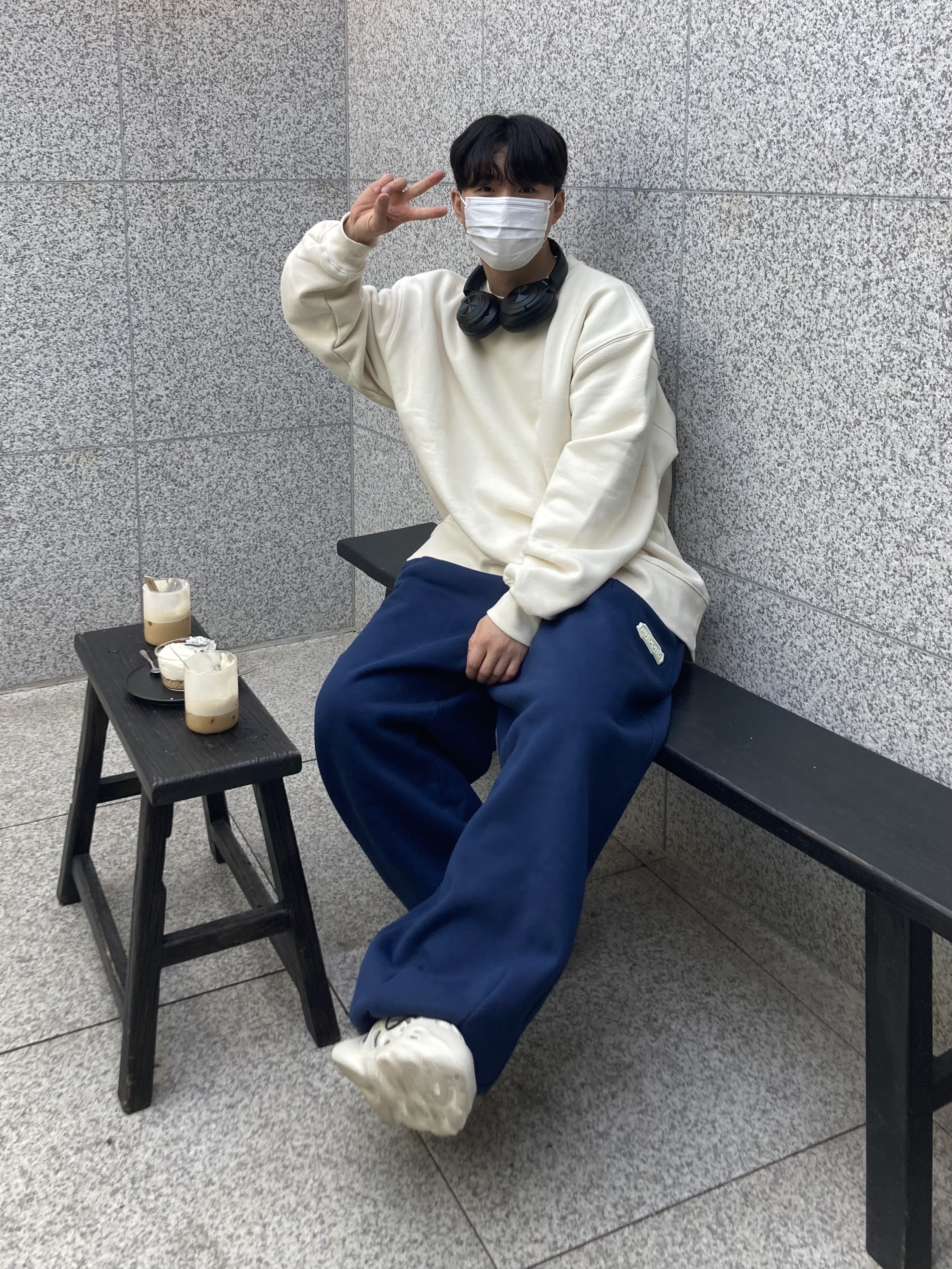 Adidas Yeezy Foam RNNR Sand 착용 스타일 - 4