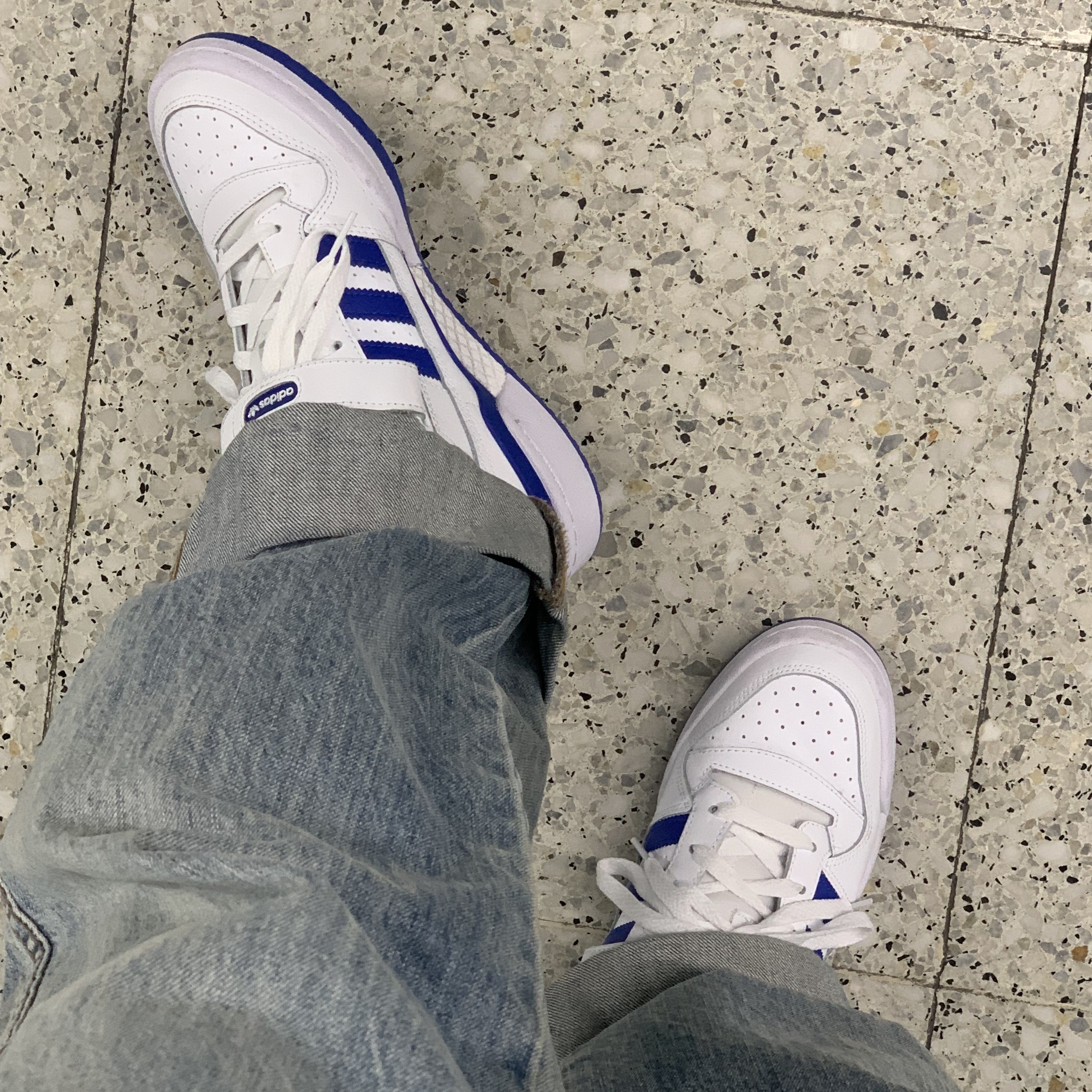 Adidas Forum Low White Royal Blue 착용 스타일 - 2