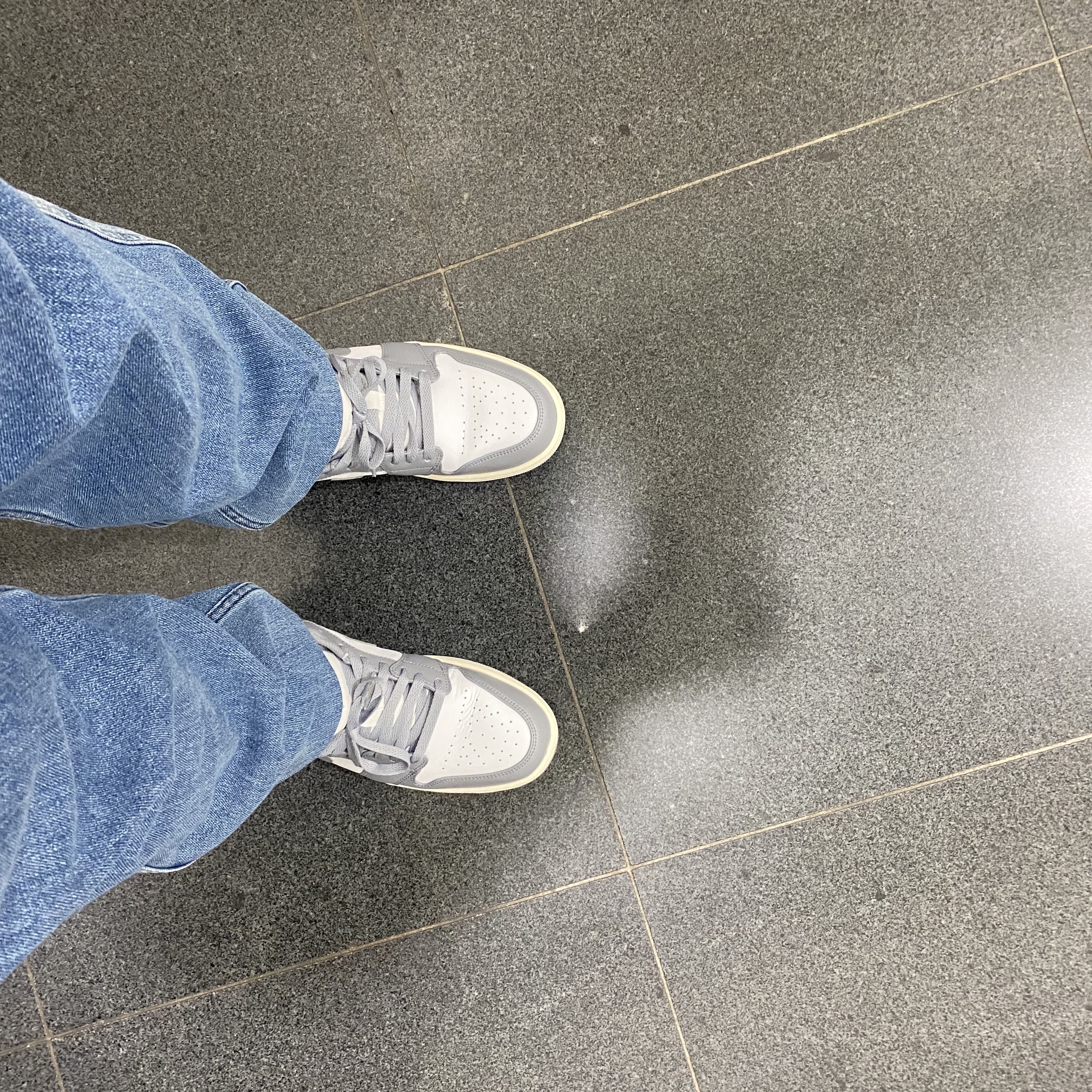 Jordan 1 Low Stealth and White 착용 스타일