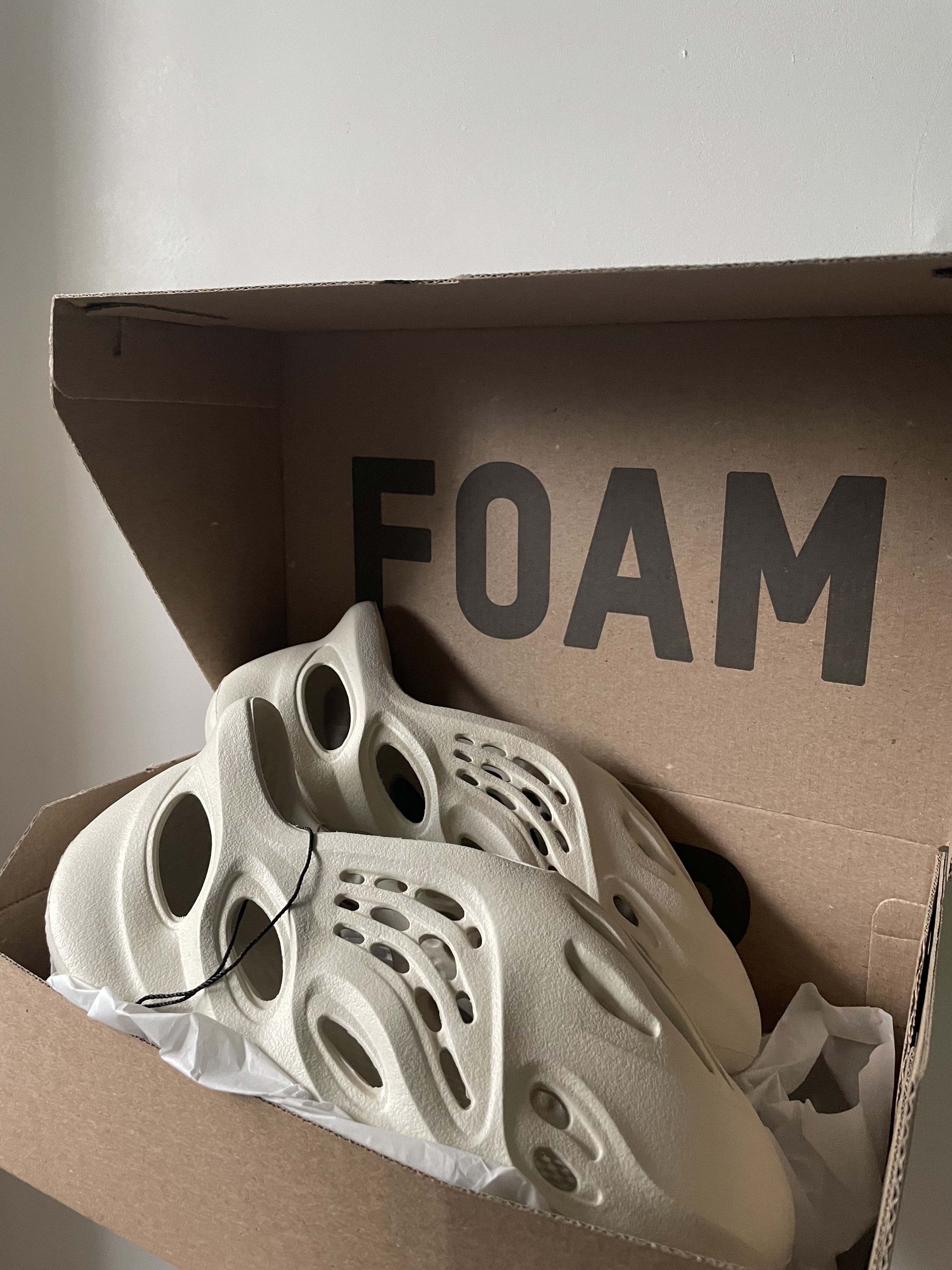 Adidas Yeezy Foam RNNR Sand 착용 스타일 - 4