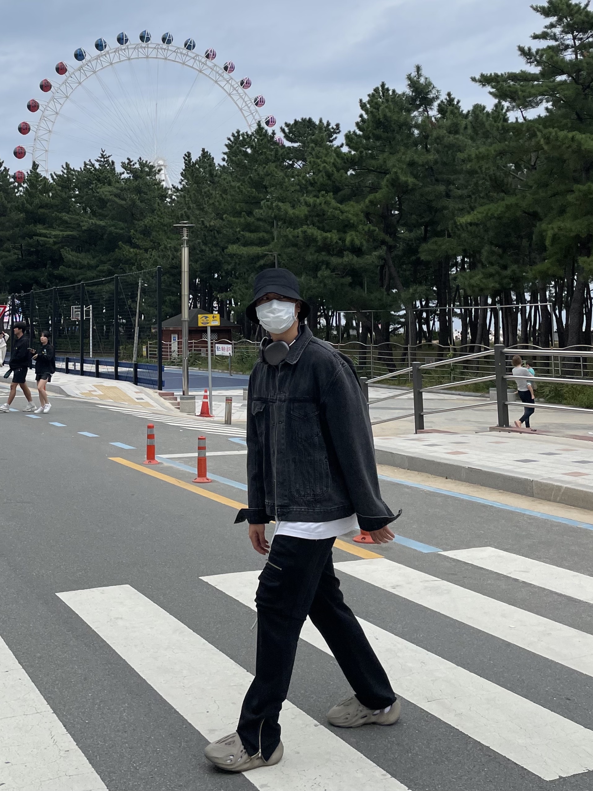 Adidas Yeezy Foam RNNR Stone Sage, Apple AirPods Max Lightning Space Gray (Korean Ver.) 착용 스타일
