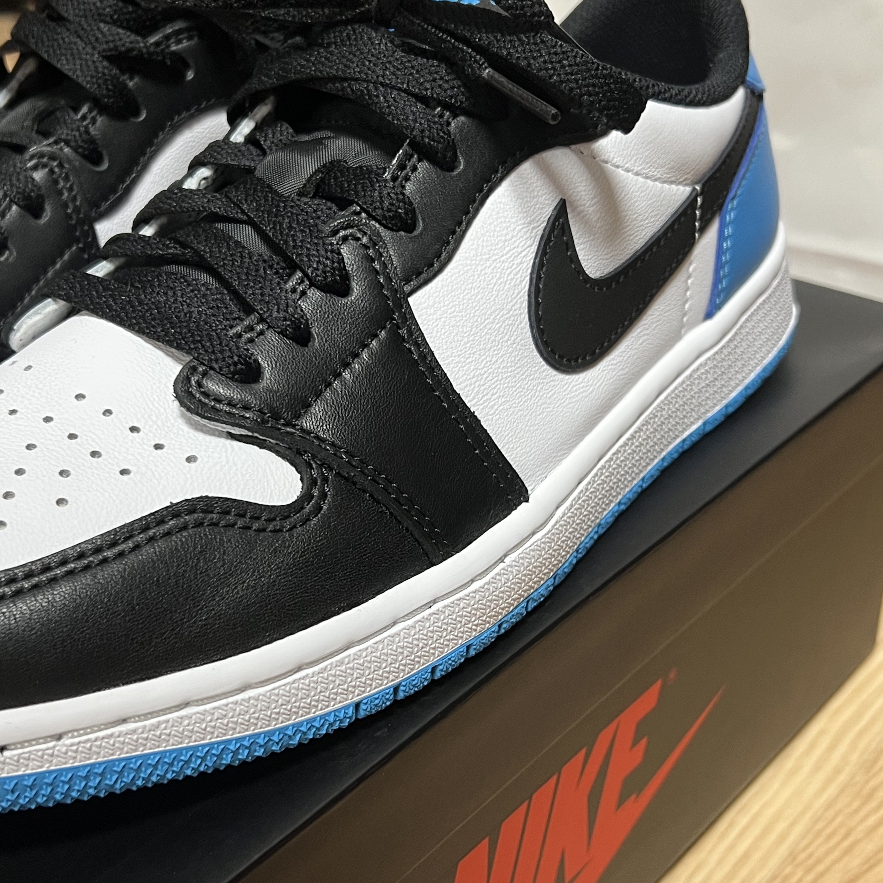 Jordan 1 Retro Low OG Black and Dark Powder Blue 착용 스타일