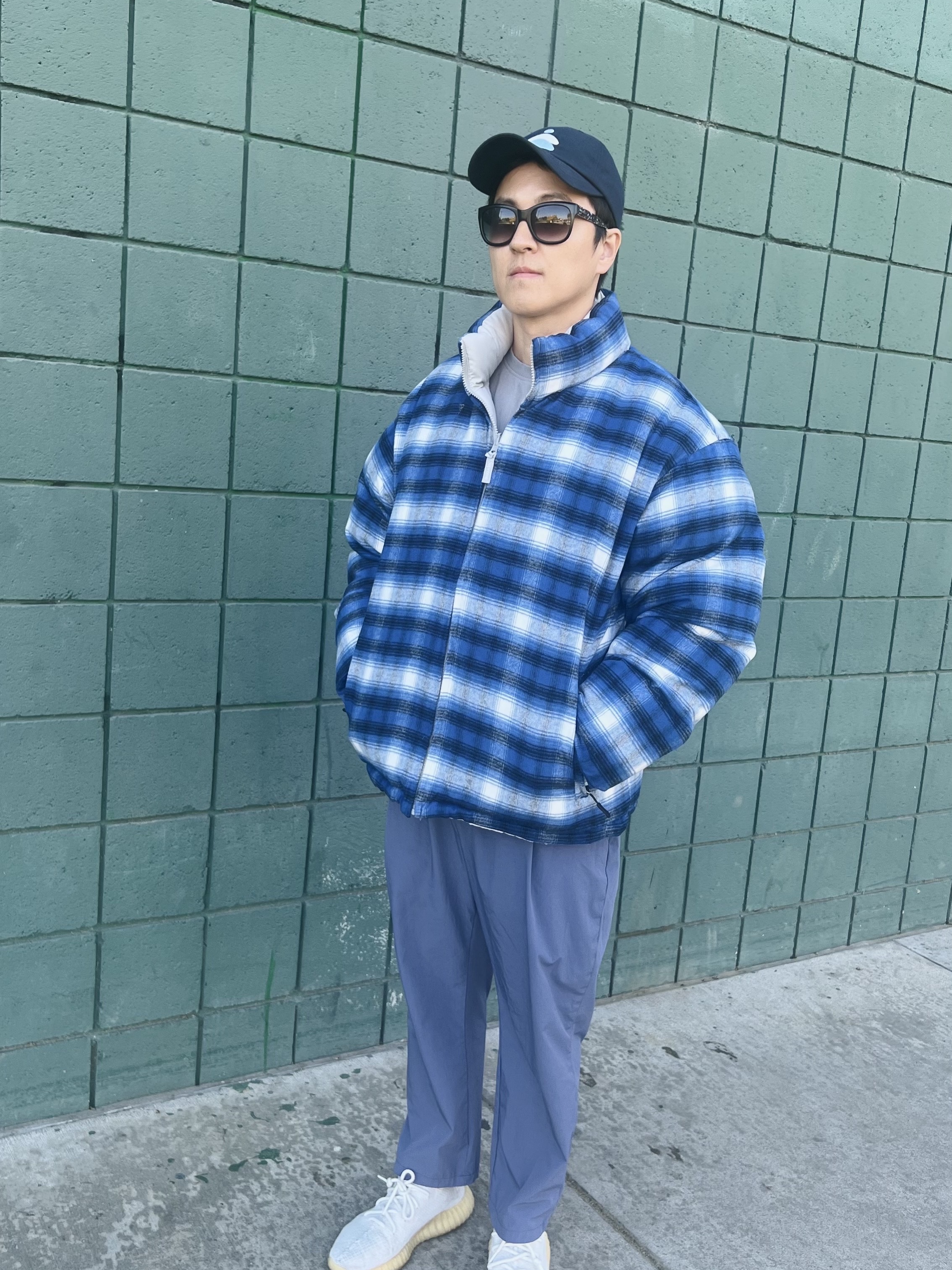 Adidas Yeezy Boost 350 V2 Cream/Triple White, Supreme Flannel Reversible Puffer Jacket Grey - 22FW 착용 스타일 - 2