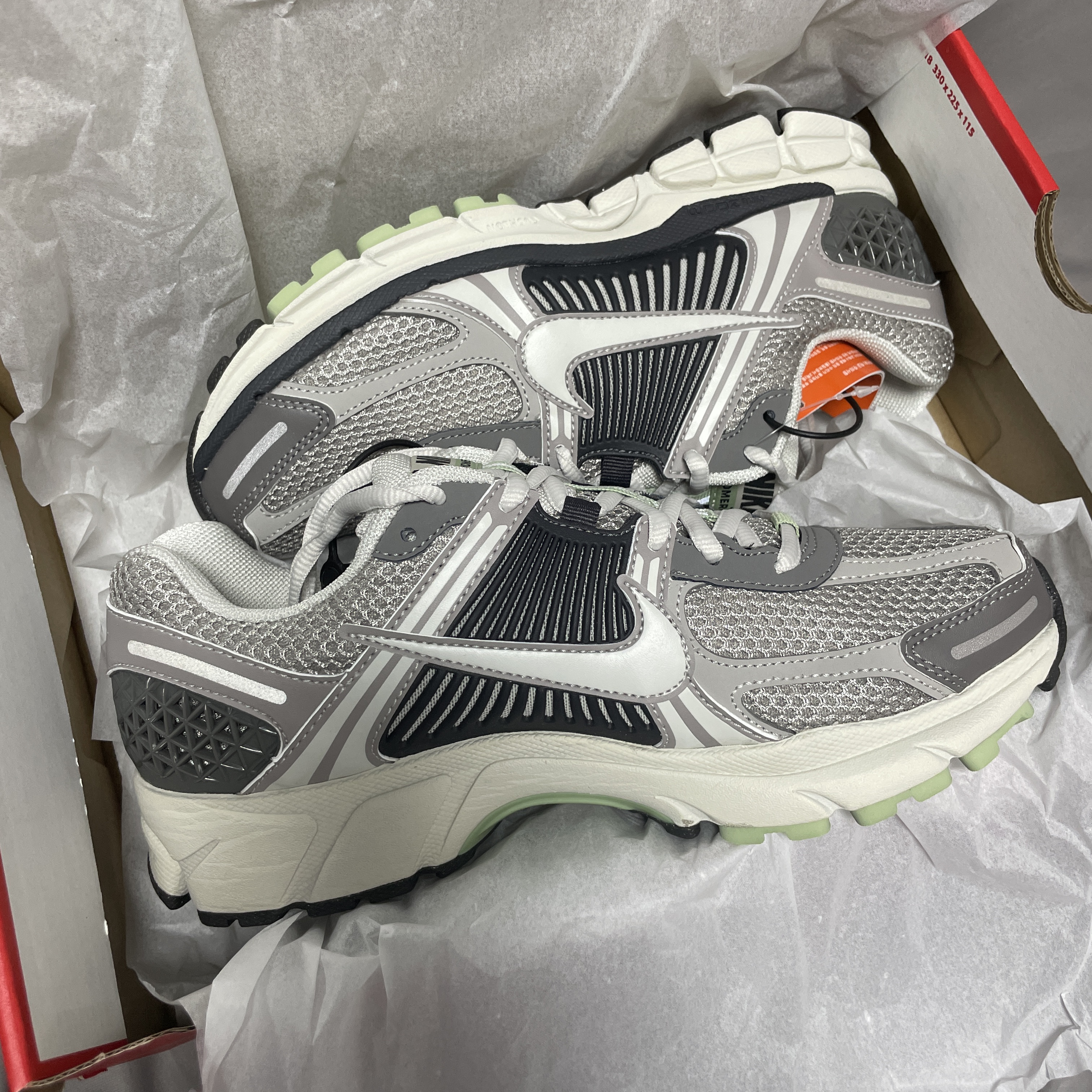 (W) Nike Zoom Vomero 5 Cobblestone and Flat Pewter 착용 스타일 - 1