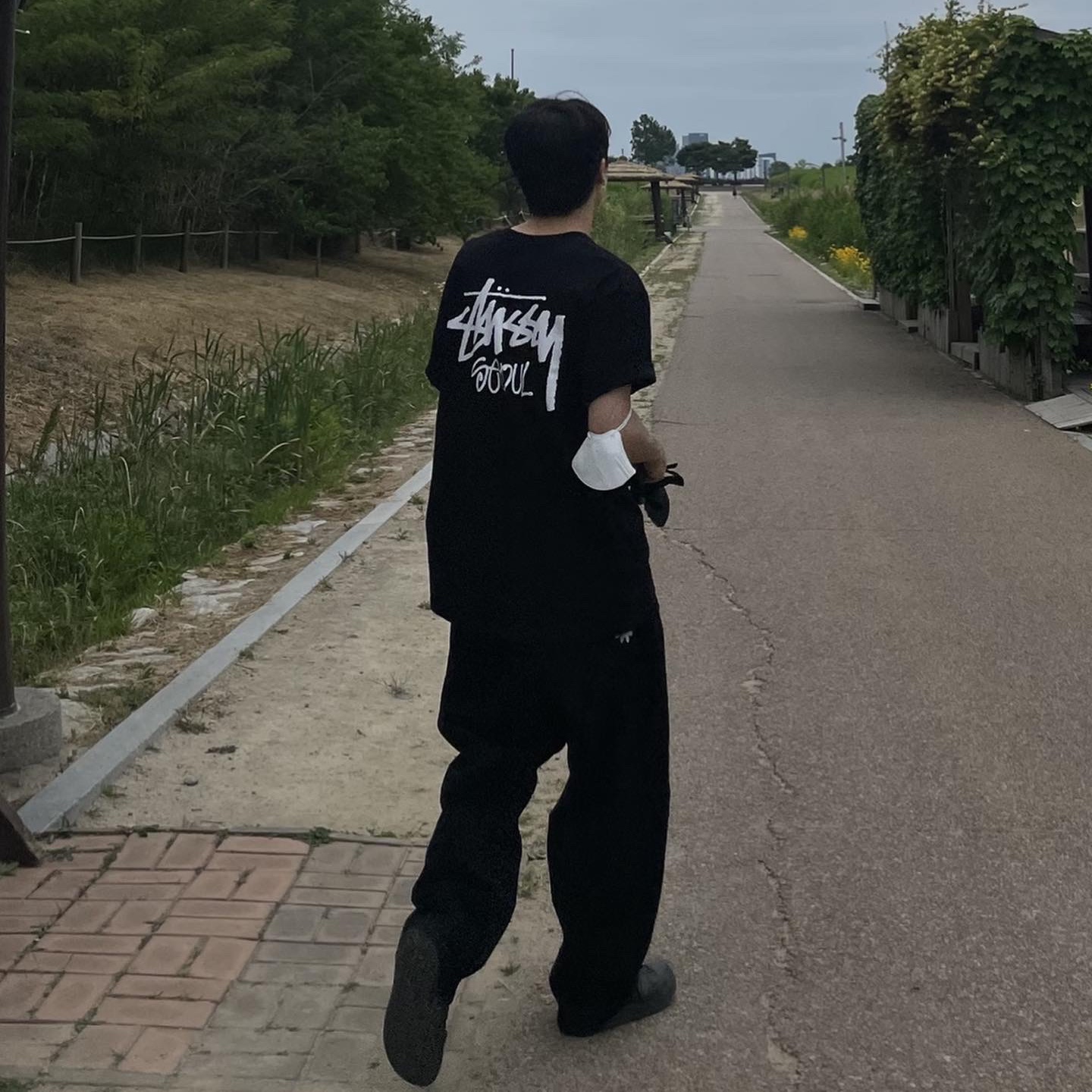 Stussy Stock Seoul T-Shirt Black 2022 착용 스타일