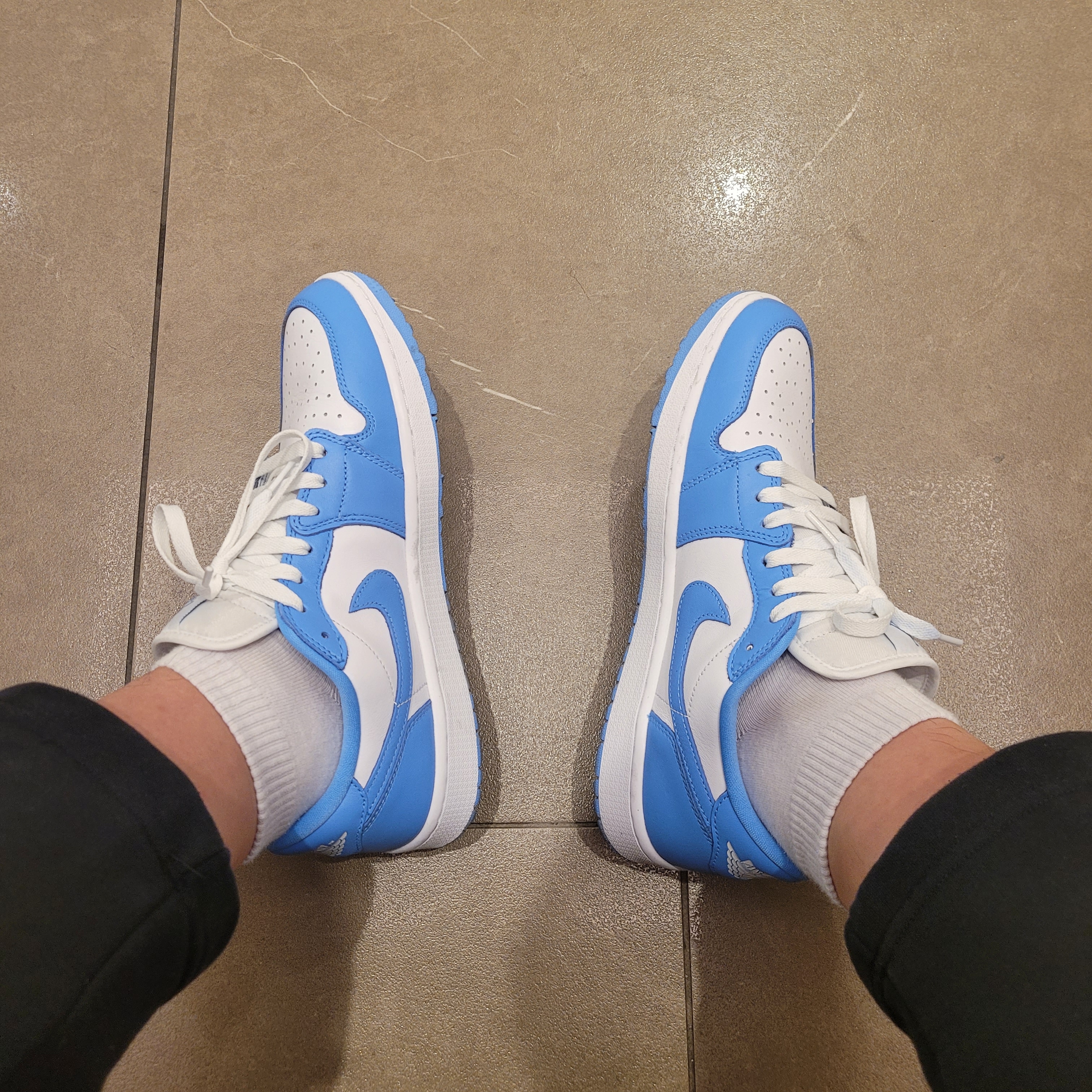 Jordan 1 Low Golf White and University Blue 착용 스타일