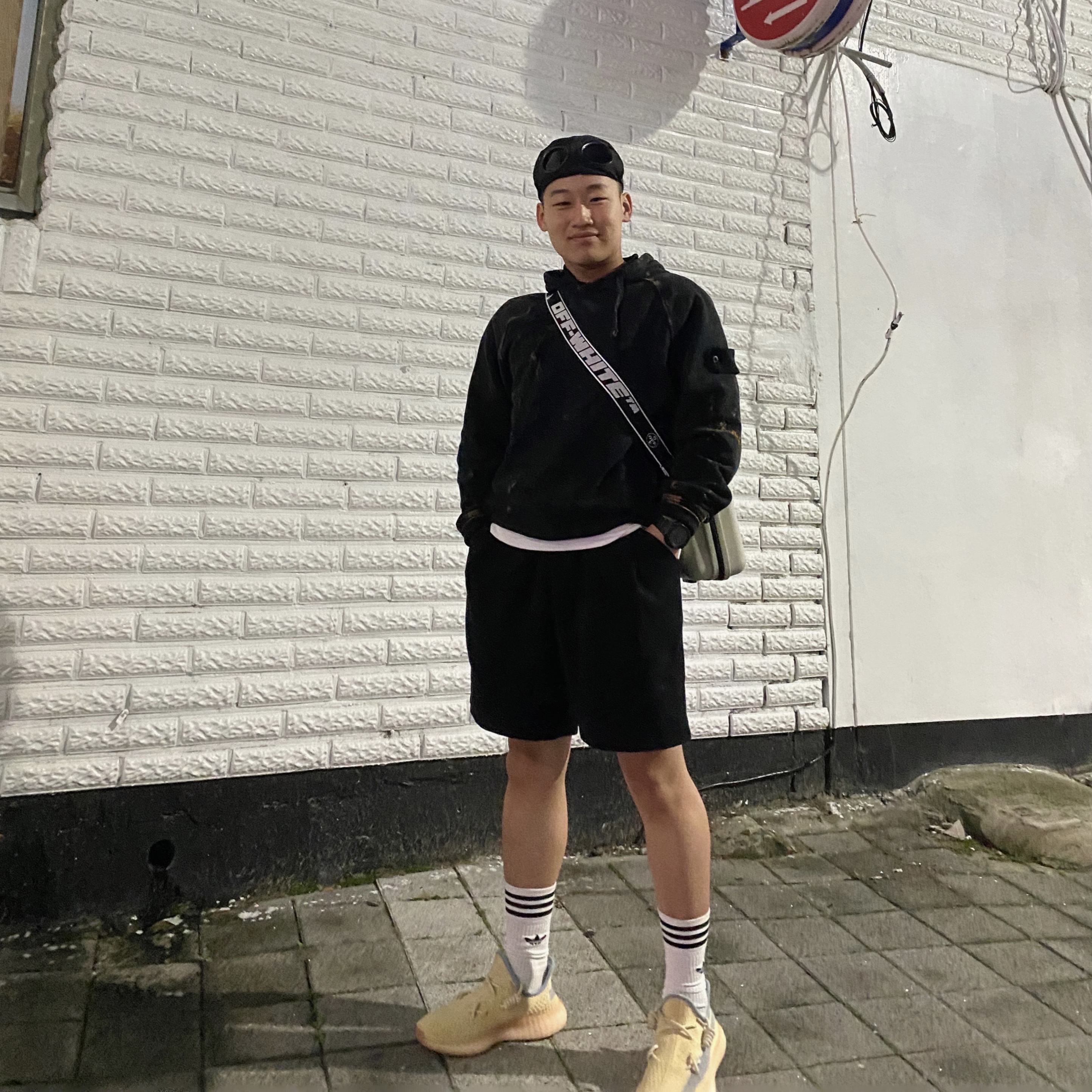 Adidas Yeezy Boost 350 V2 Linen, Off-White x Amore Pacific Protection Box (Without Cosmetics) 착용 스타일