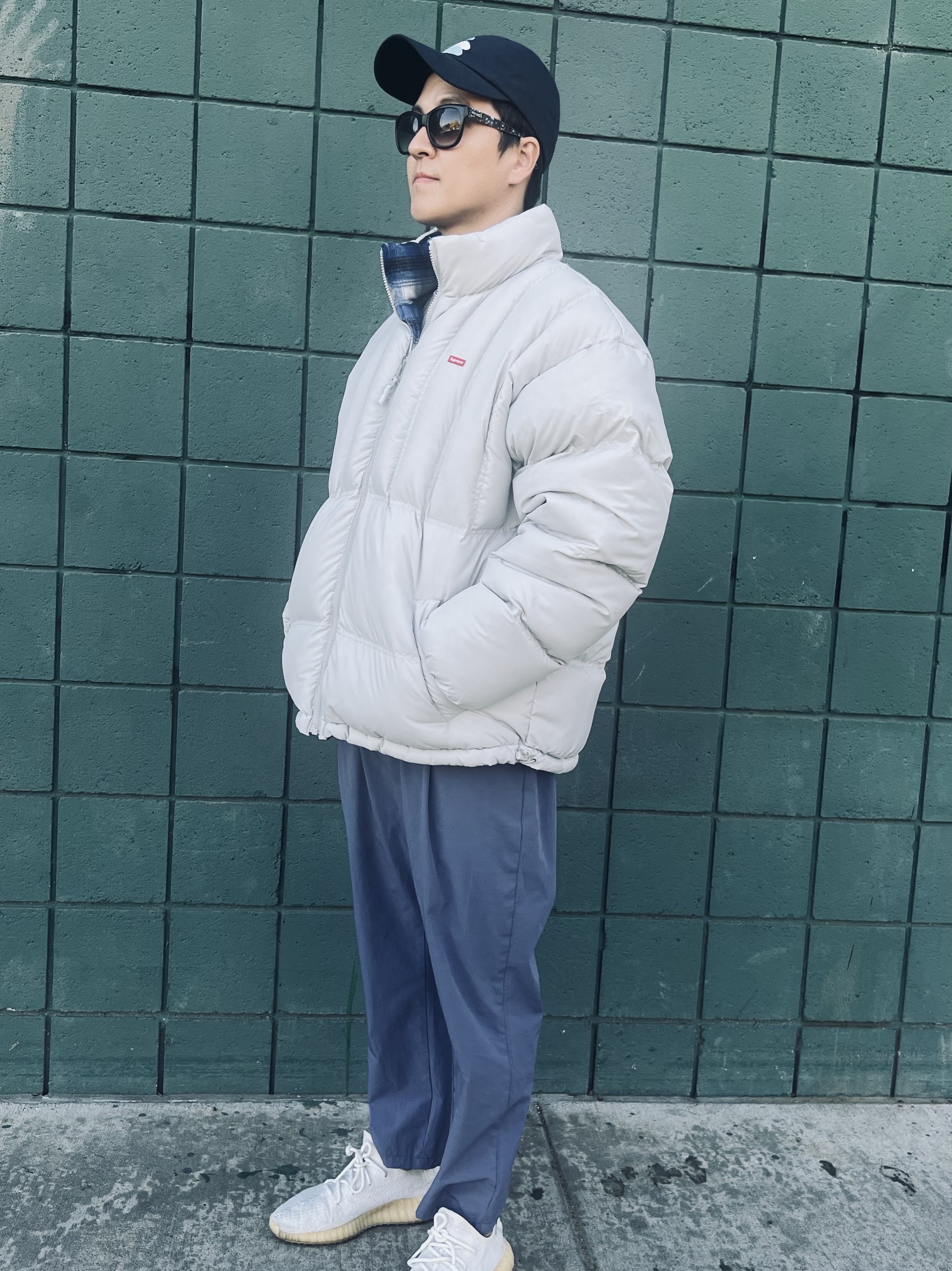 Adidas Yeezy Boost 350 V2 Cream/Triple White, Supreme Flannel Reversible Puffer Jacket Grey - 22FW 착용 스타일 - 1