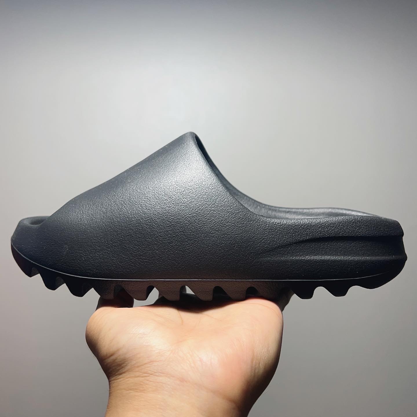 Adidas Yeezy Slide Onyx 착용 스타일 - 2