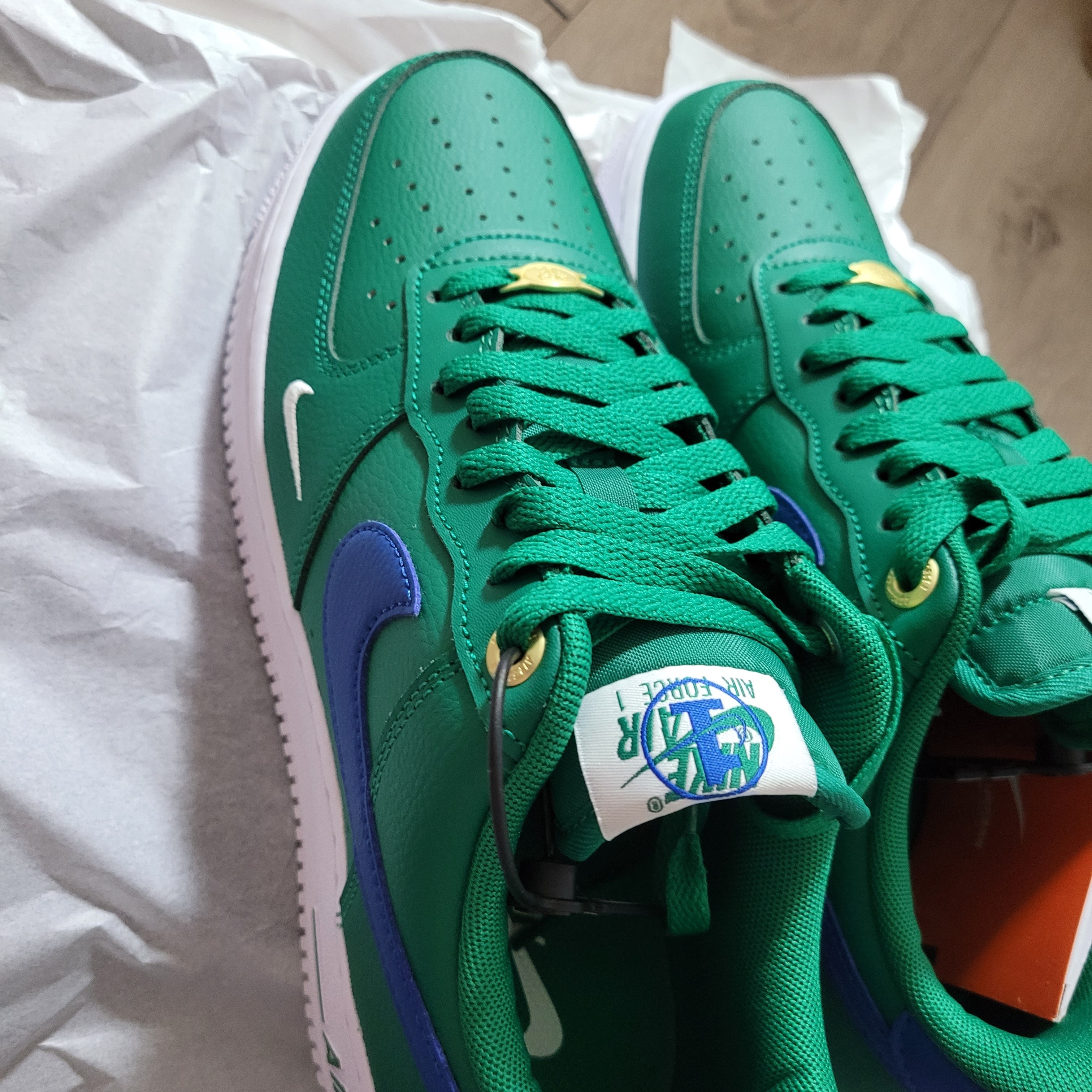 Nike Air Force 1 '07 LV8 40th Anniversary Join Forces Malachite Blue Jay 착용 스타일 - 2