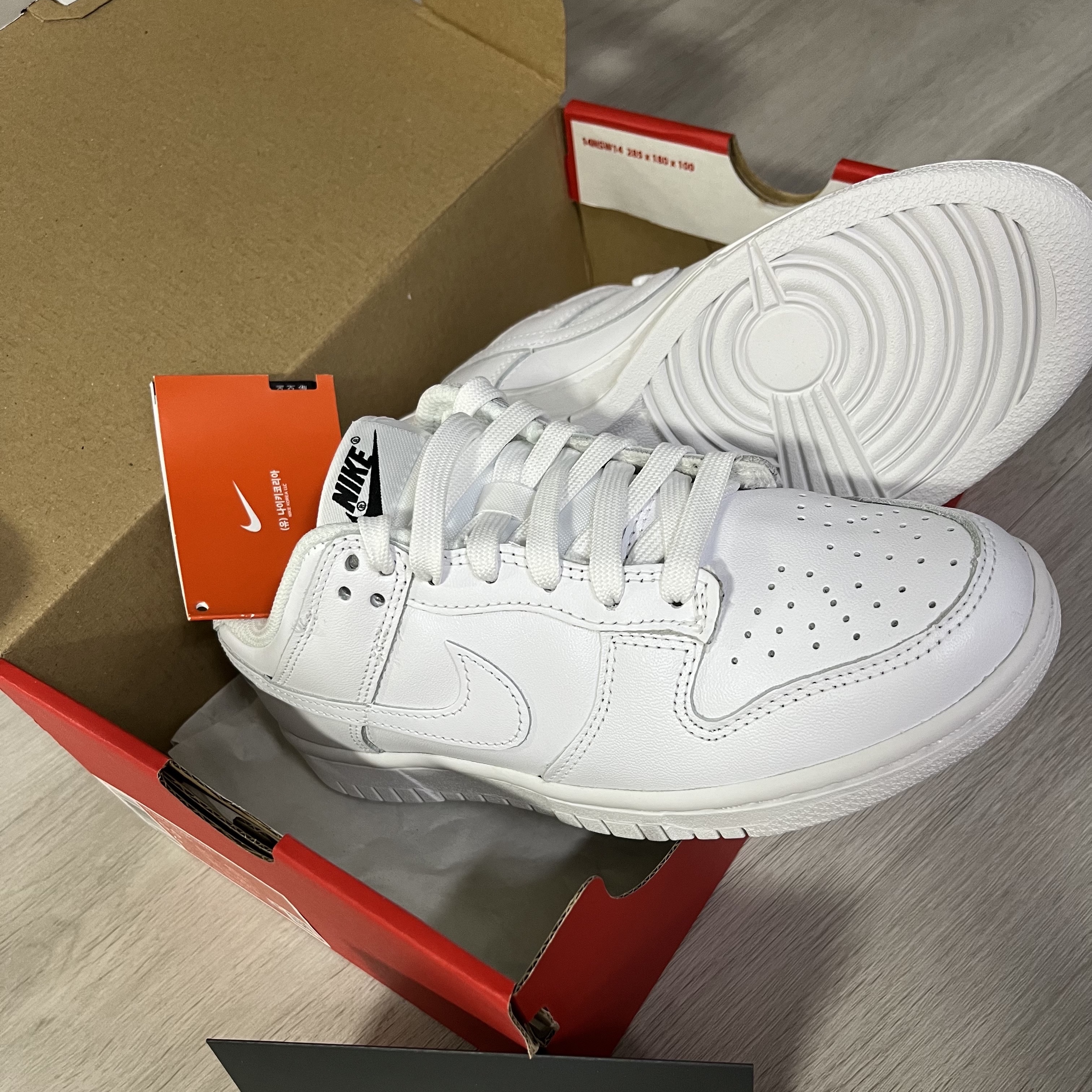 (W) Nike Dunk Low Triple White, Louis Vuitton Mini Boite Chapeau Monogram 착용 스타일 - 2