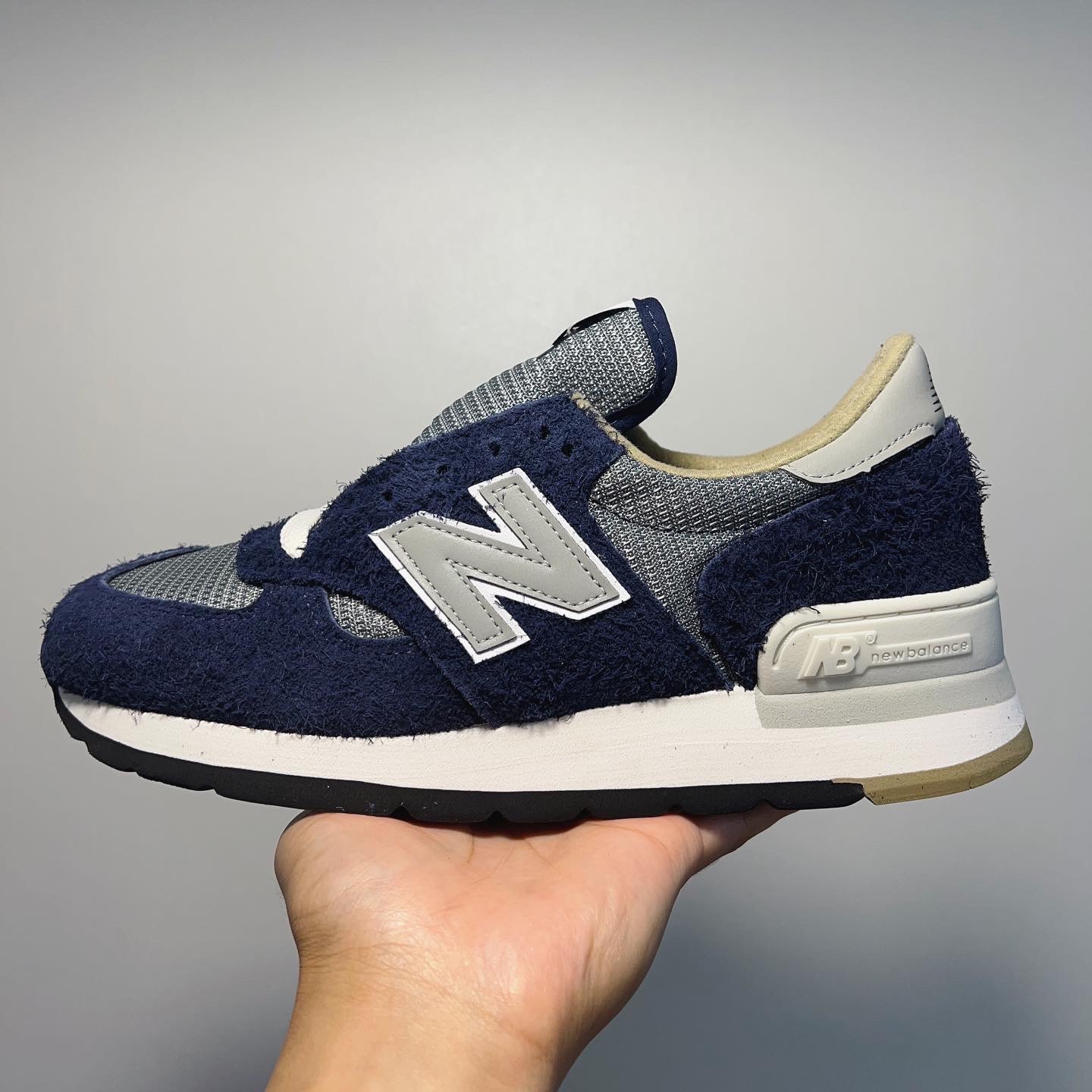New Balance x Carhartt WIP 990v1 Made in USA Sculpture Center 착용 스타일 - 1