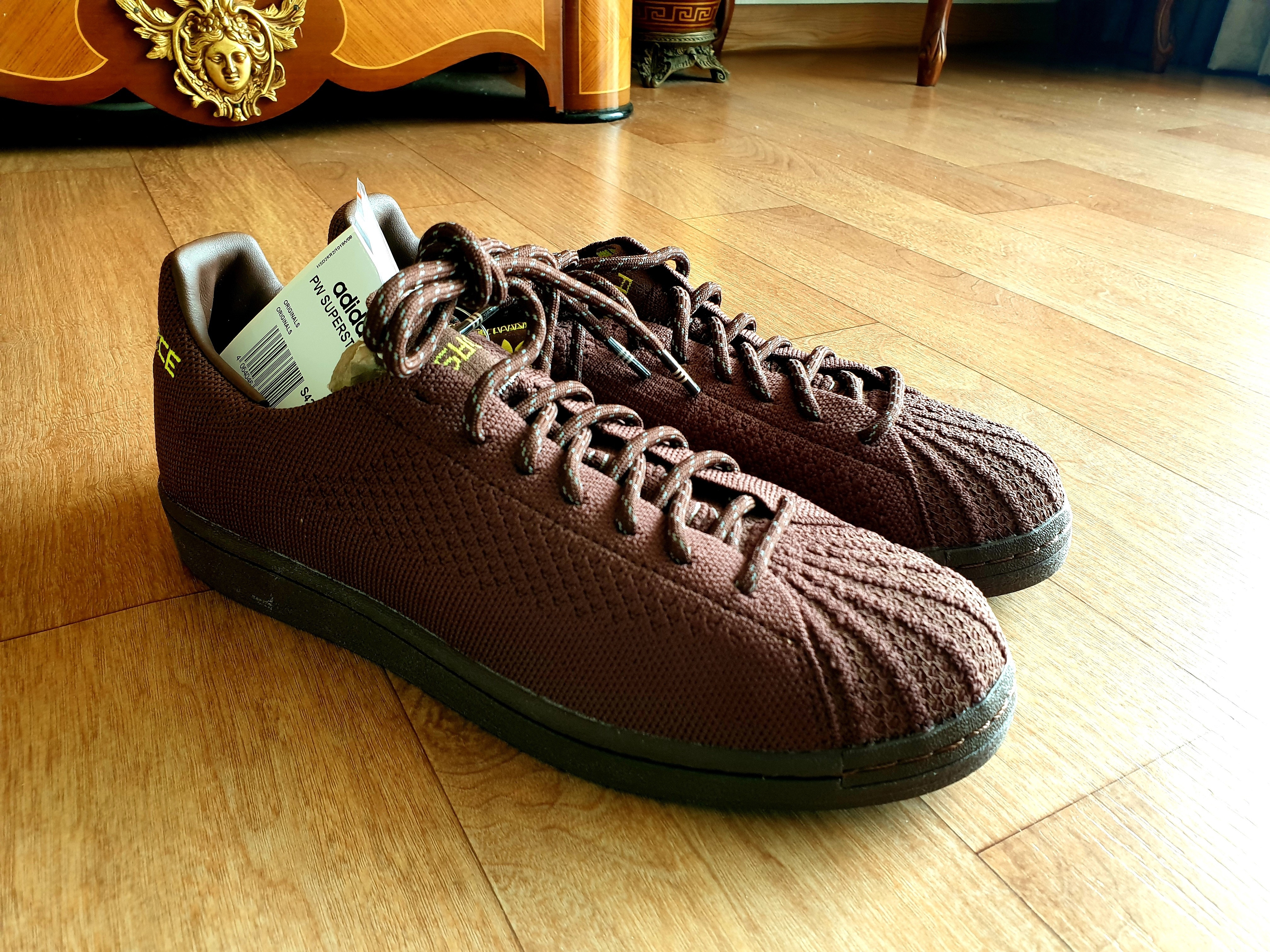 Adidas x Pharrell Williams Superstar Primeknit Brown 착용 스타일 - 1