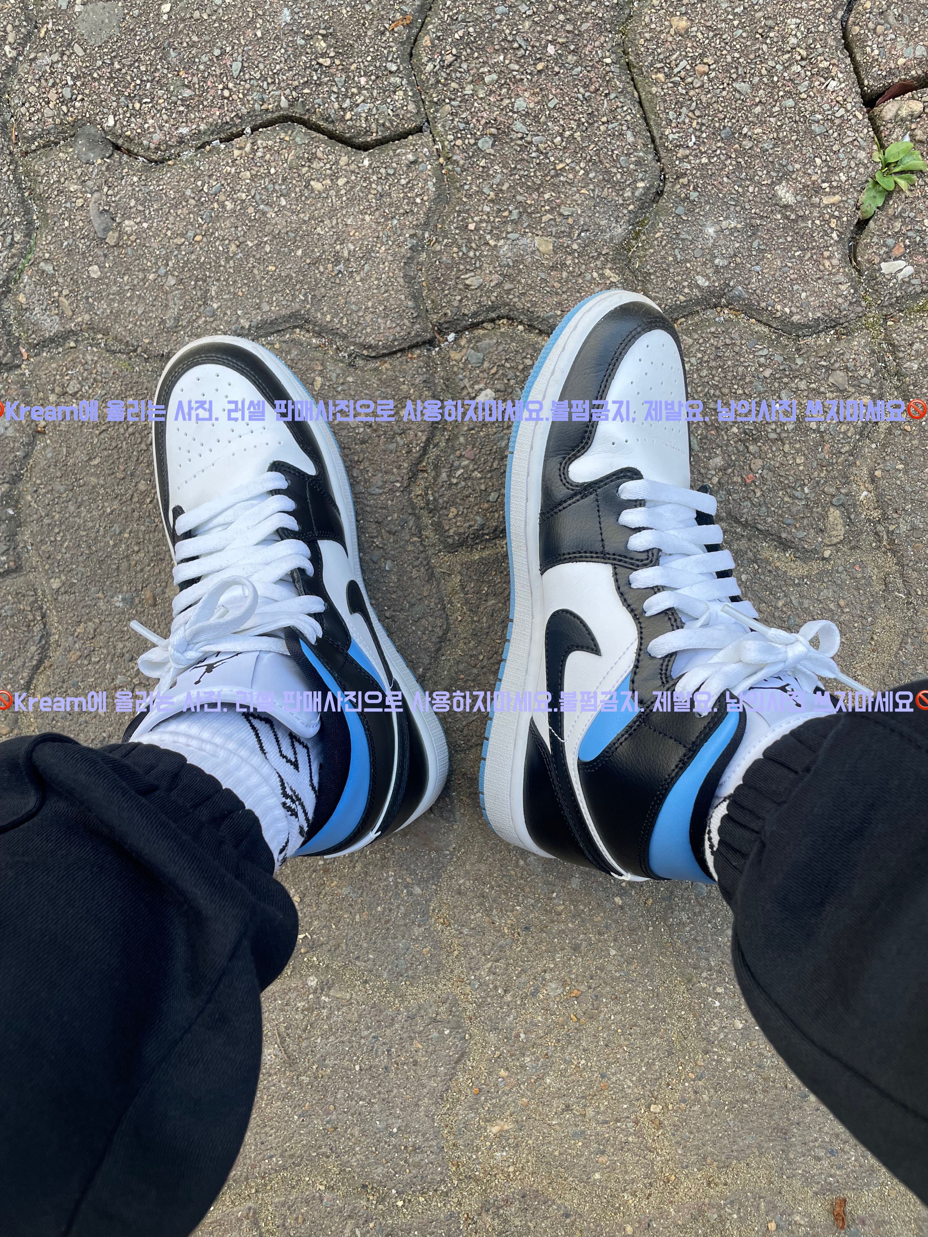 (W) Jordan 1 Mid White Black University Blue, COS Quilted Oversized Shoulder Bag Off White Light Beige 착용 스타일 - 3