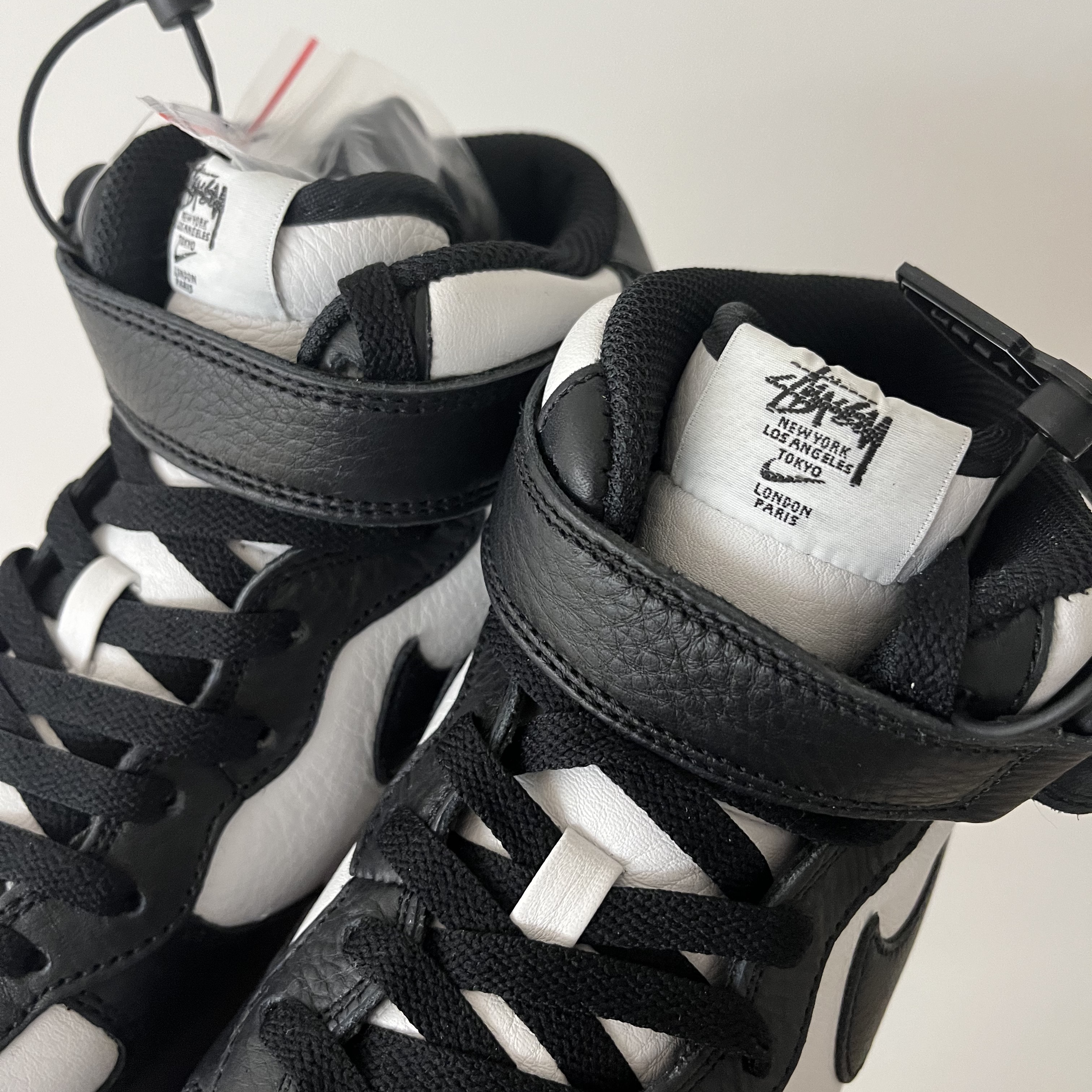 Nike x Stussy Air Force 1 '07 Mid SP Black and Light Bone 착용 스타일 - 1