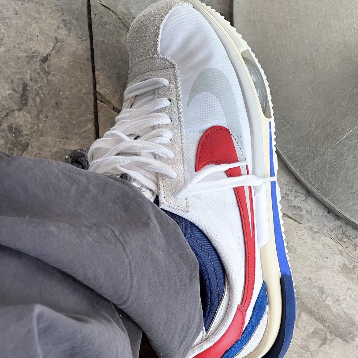 Nike x Sacai Zoom Cortez SP White and University Red 착용 스타일