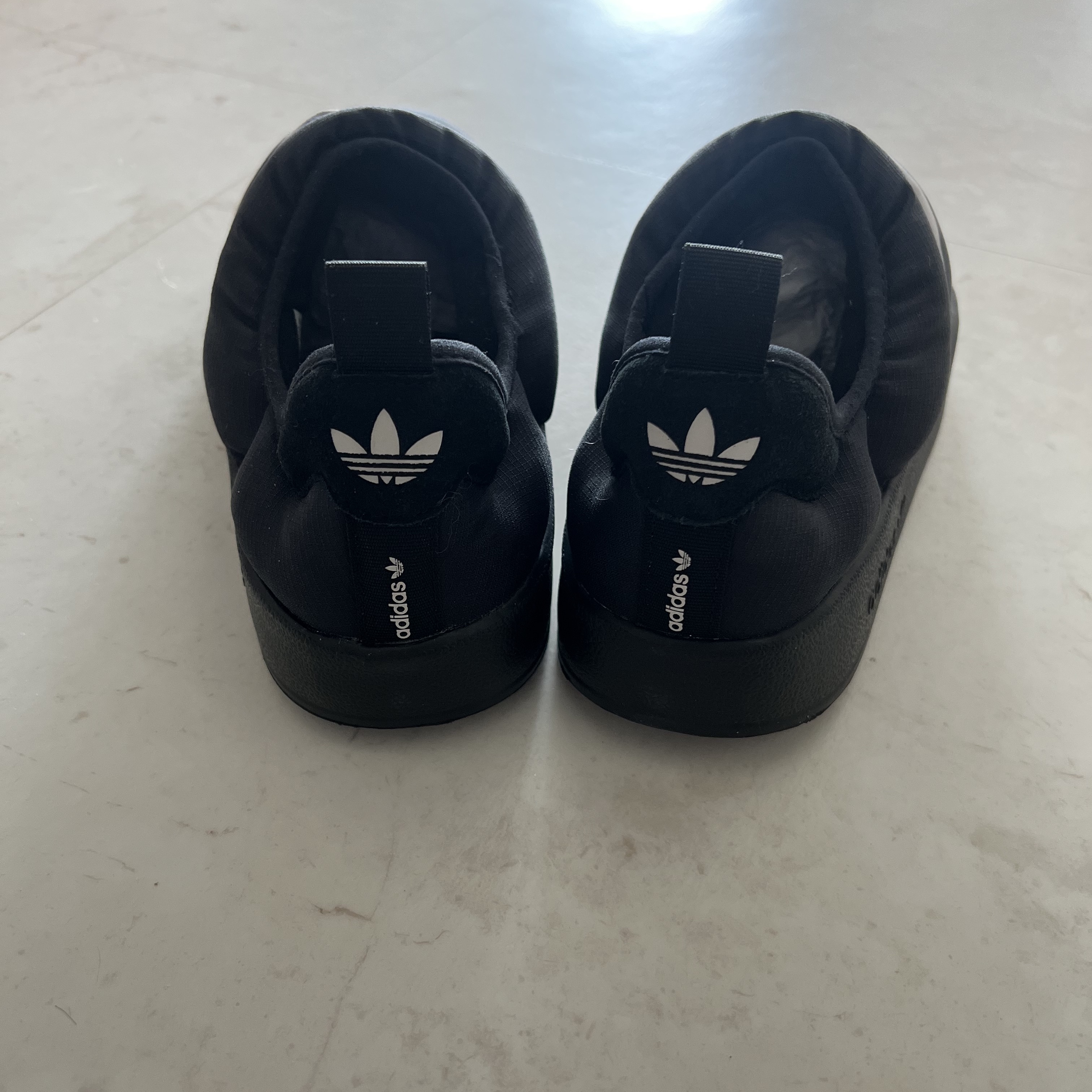 Adidas Puffylette Core Black 착용 스타일 - 3