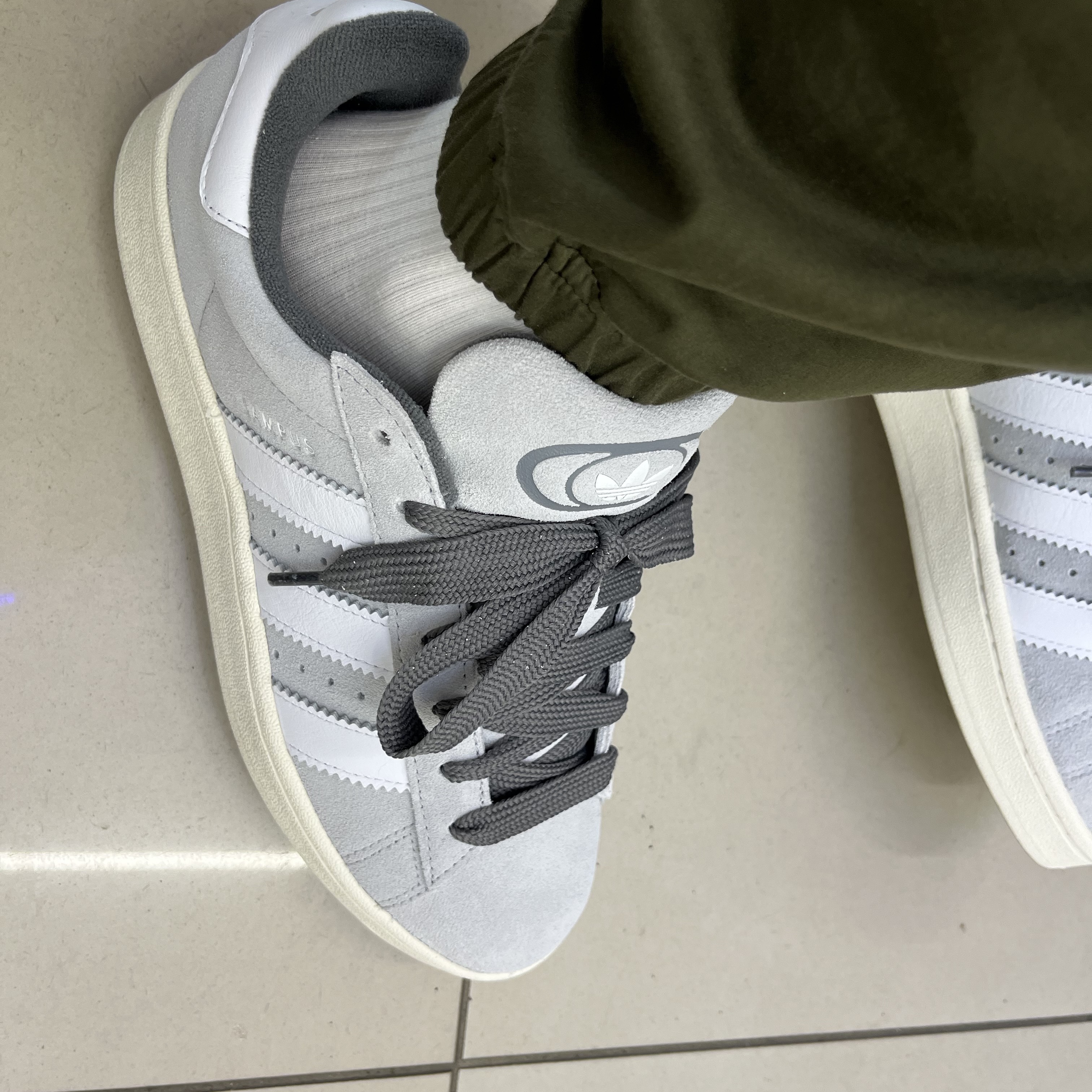 Adidas Campus 00s Grey One 착용 스타일 - 3