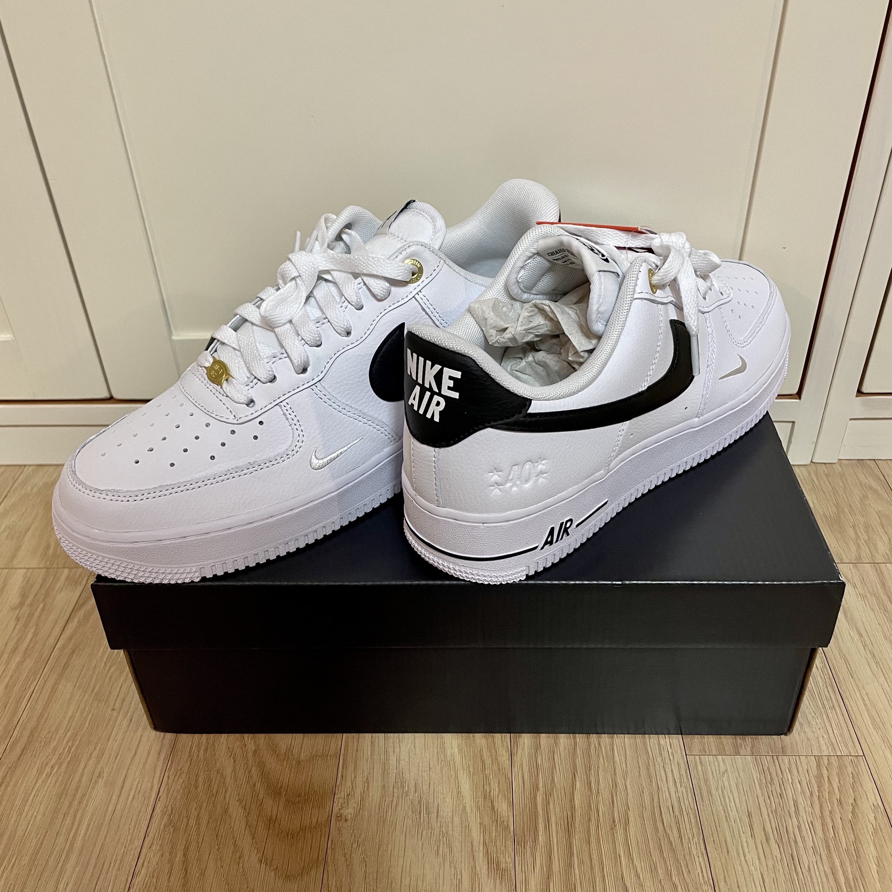 Nike Air Force 1 '07 LV8 40th Anniversary Join Forces White Black 착용 스타일 - 2