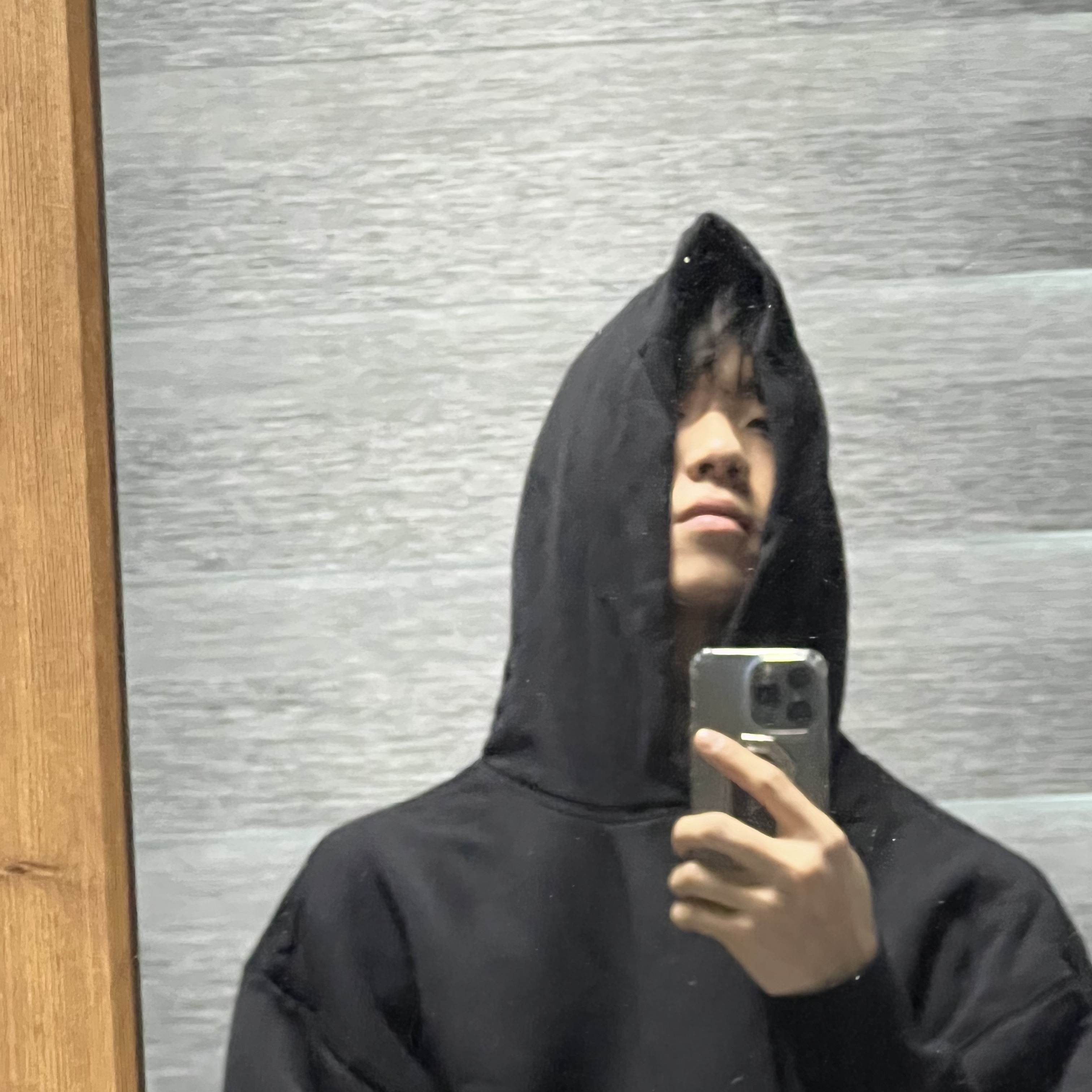 Yeezy Gap Hoodie Black 착용 스타일