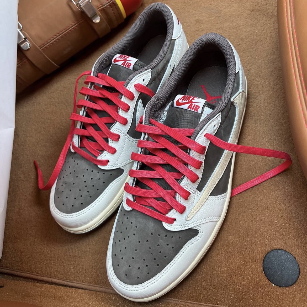 (PS) Jordan 1 x Travis Scott Retro Low OG SP Sail and Ridgerock 착용 스타일