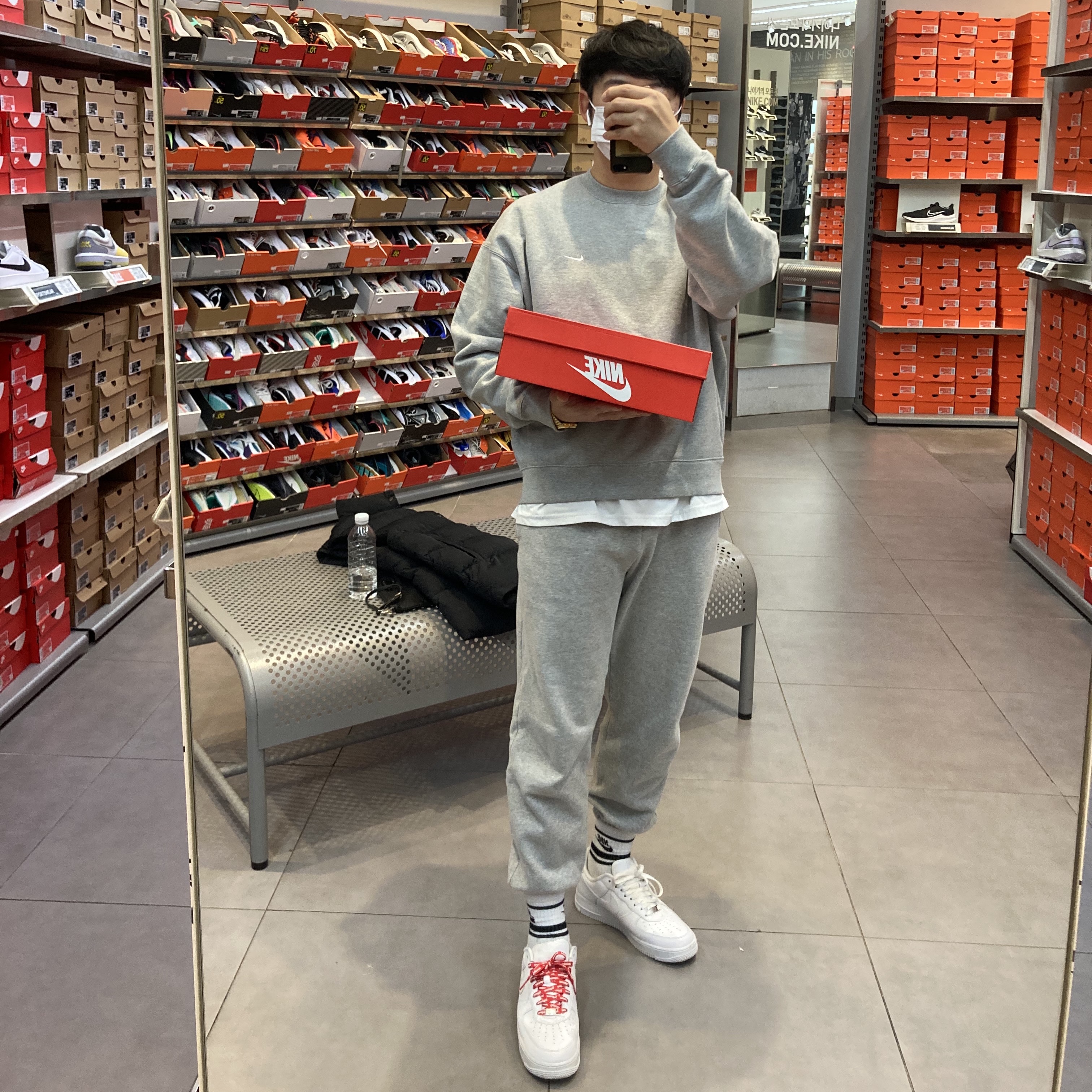 Nike NRG Solo Swoosh Crew Fleece Dark Grey Heather - US/EU, Nike x Supreme Air Force 1 Low White 착용 스타일 - 1