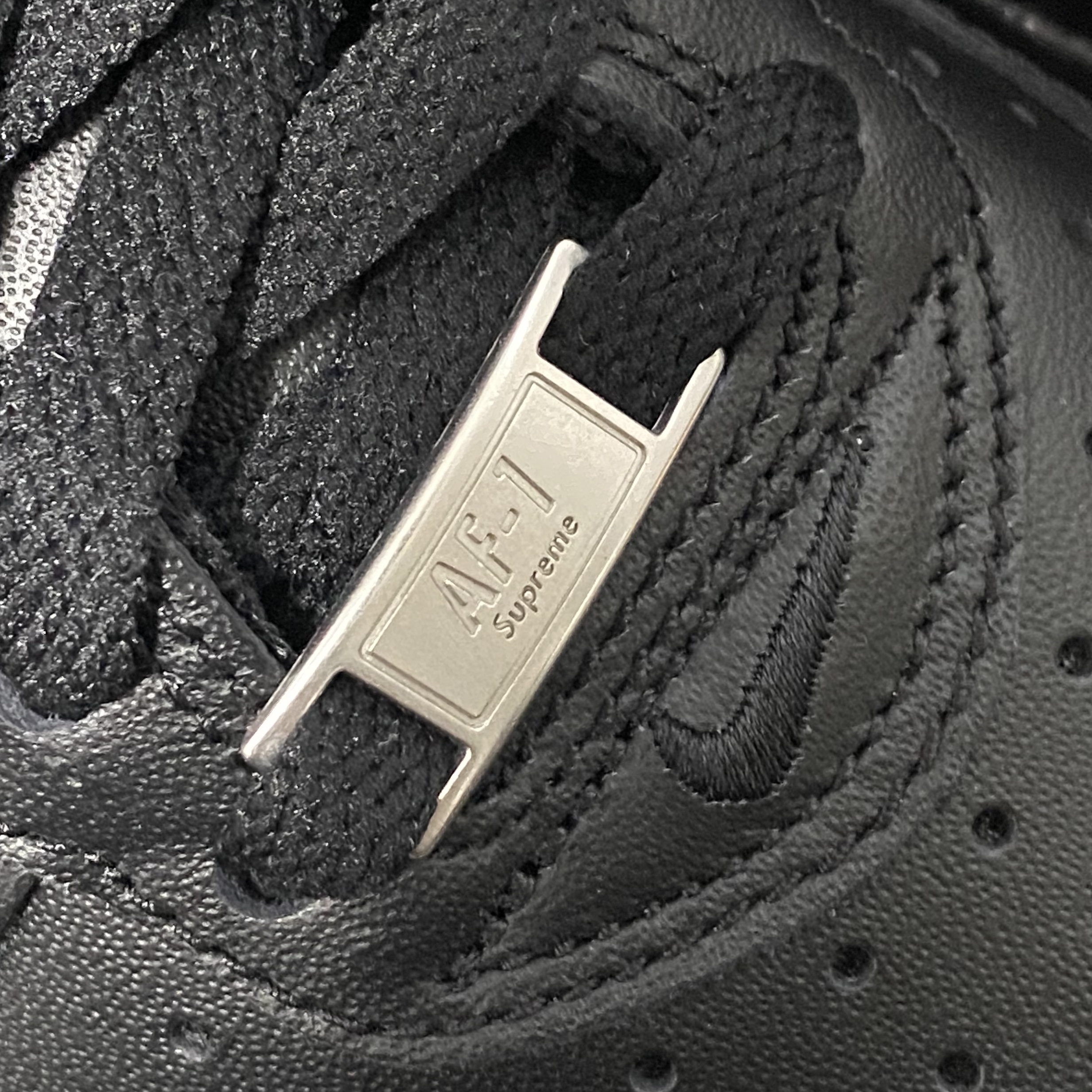 Nike x Supreme Air Force 1 Low Black 착용 스타일 - 3
