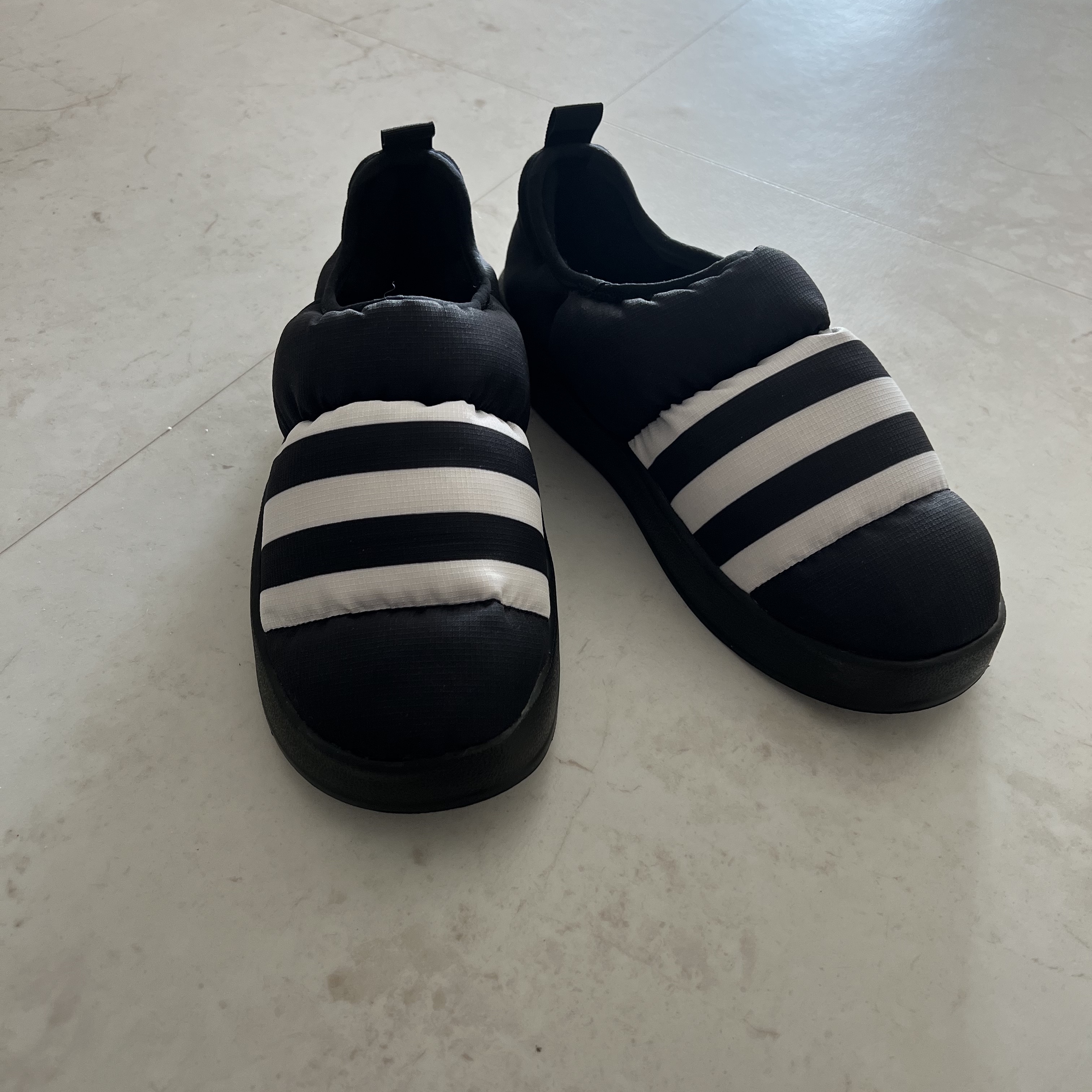 Adidas Puffylette Core Black 착용 스타일 - 1